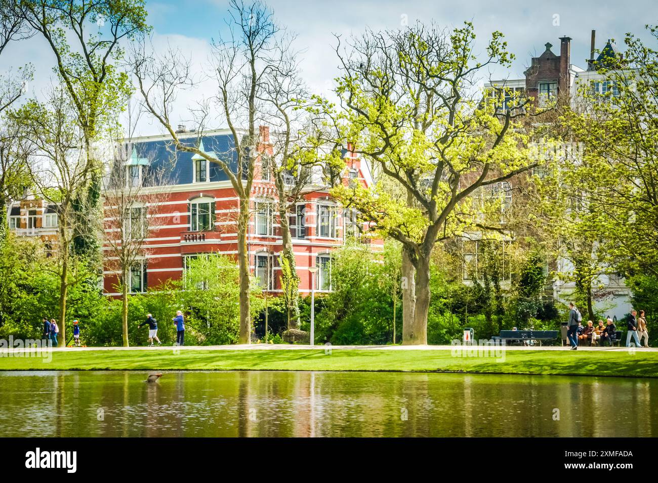 Ein gemütlicher Spaziergang durch den Amsterdamer Vondelpark mit Freunden. Eine friedliche Szene mit Menschen, die sich mit der Natur im Herzen der Stadt verbinden. Stockfoto