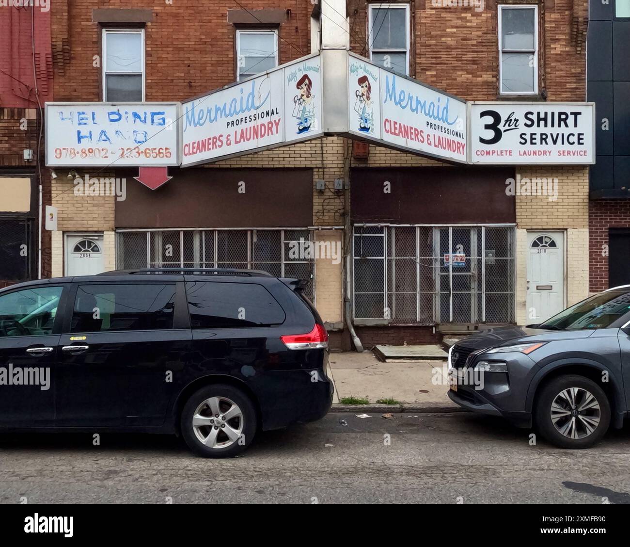 Geschäfte entlang der Cecil B. Moore Avenue im Stadtteil Sharswood von North Philadelpha. Stockfoto