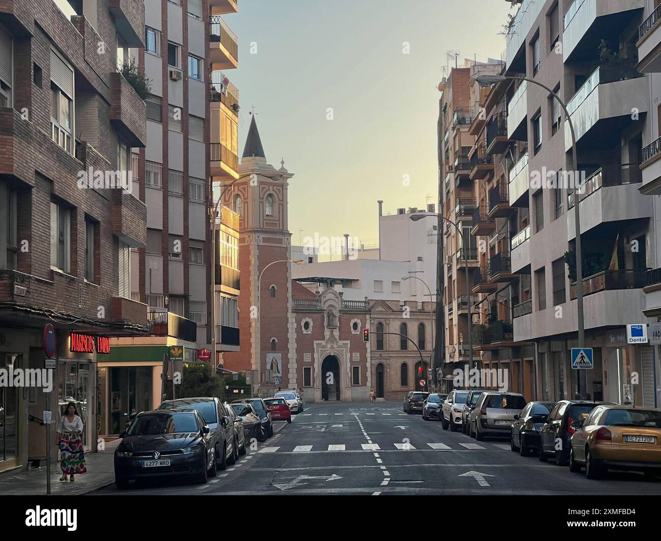 Das Templo San Vicente de Paul steht am Ende der Calle Genova in Sevillas Stadtteil Triana. Stockfoto