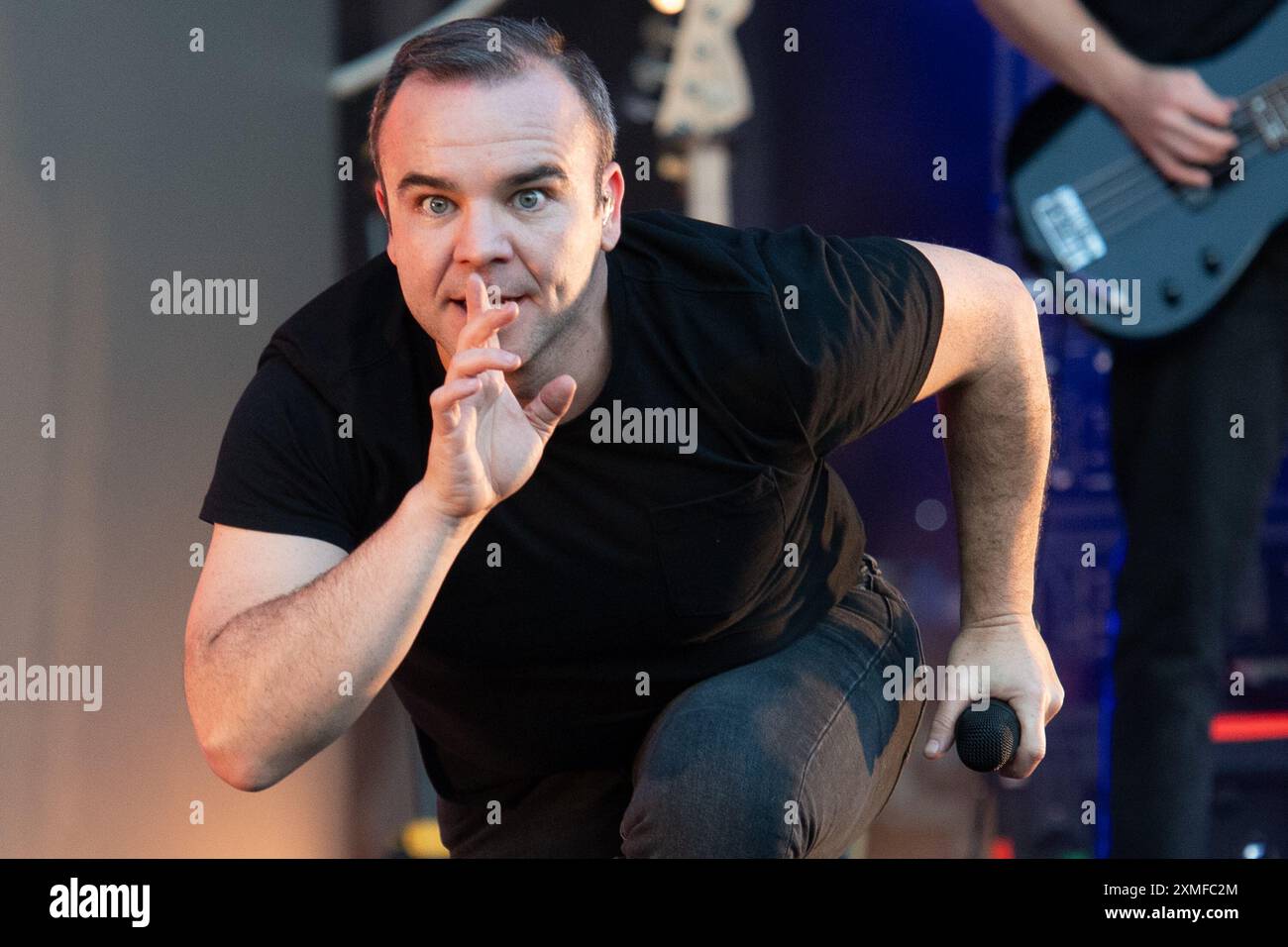 London, Großbritannien. Juli 2024. Sänger Samuel T. Herring von der US-amerikanischen Synth-Pop-Band Future Islands ist der Schlagzeiler des South Facing Festivals im Crystal Palace Bowl. Quelle: Justin Ng/Alamy Live News Stockfoto