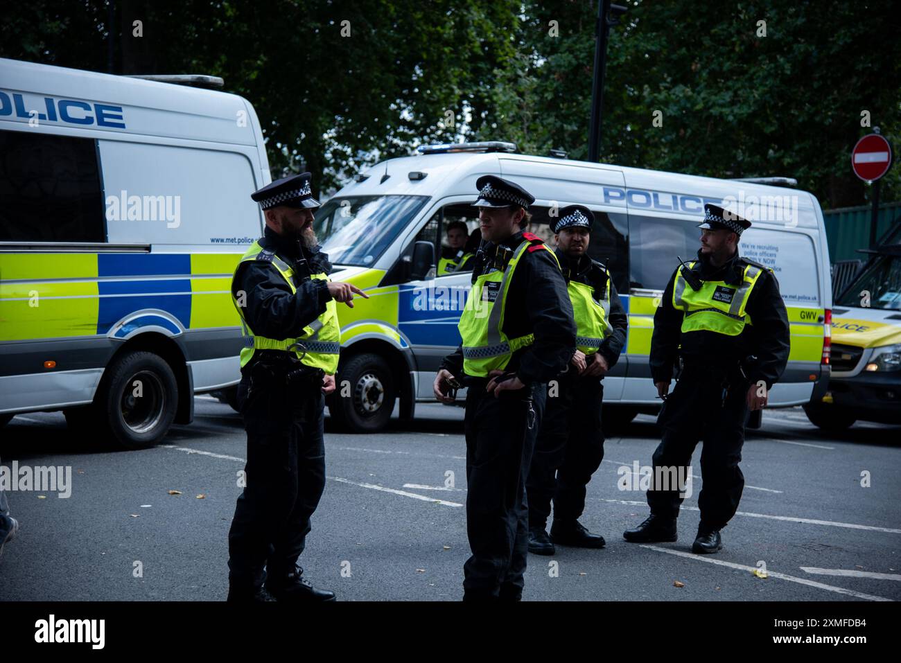 Die Metropolitan Police steht während der Demonstration auf der Hut. Tommy Robinson hat eine Demonstration im Zentrum von London einberufen. Robinson hat eine lange Geschichte der Mobilisierung rechtsextremer rassistischer und faschistischer Gangster. Die jüngste Serie rechtsextremer Proteste richtete sich gegen die muslimische Bevölkerung und die palästinensischen Mobilisierungen. Die extreme Rechte hat mit pro-israelischen Organisationen gemeinsame Sache gemacht und versucht zu behaupten, die friedlichen Massenmärsche in Palästina seien „Hassmärsche“. Das ist Teil ihrer unerbittlichen Islamophobie. Sie kamen heraus und griffen die Polizei an, als Reaktion auf Suella Bravermans Anruf Stockfoto