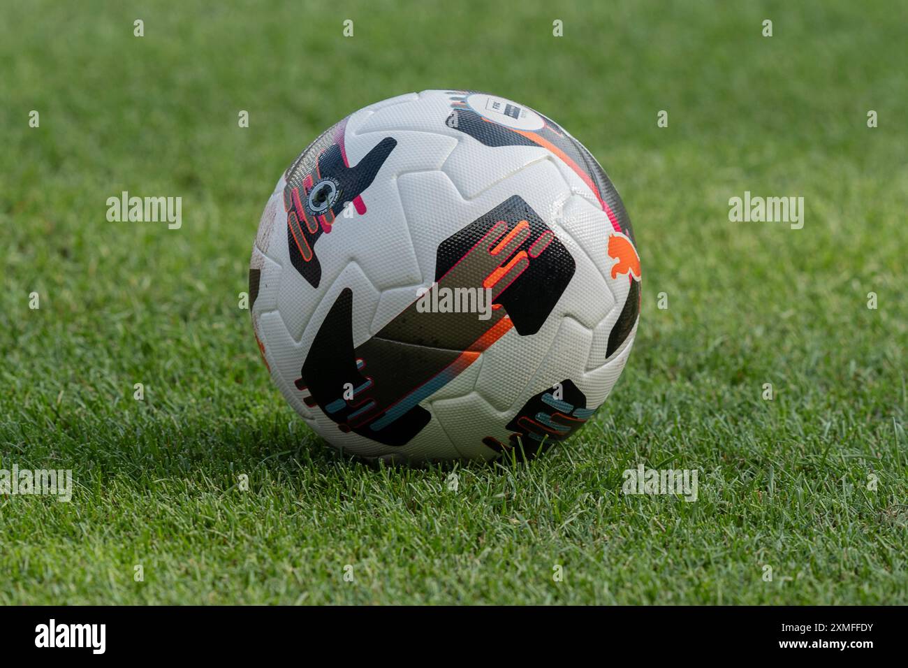 New York, USA. Juli 2024. Der Ball von Puma wurde während des Freundschaftsspiels zwischen Manchester City und AC Milan am 27. Juli 2024 im Yankee Stadium in New York gesehen. Der AC Milan gewann mit 3:2. Es war die zweite Niederlage gegen Manchester City während einer Vorsaison-Tour durch die USA, nachdem sie drei Tage zuvor gegen Celtic verloren hatte. Dieses Spiel war Teil der Soccer Champions Tour, die von DirecTV gesponsert wurde. (Foto: Lev Radin/SIPA USA) Credit: SIPA USA/Alamy Live News Stockfoto