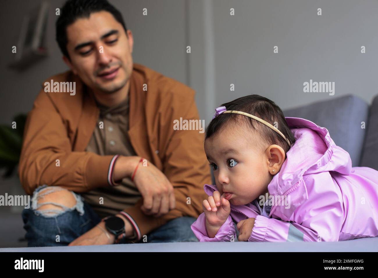 Junger Vater und Baby zusammen im Wohnzimmer Stockfoto