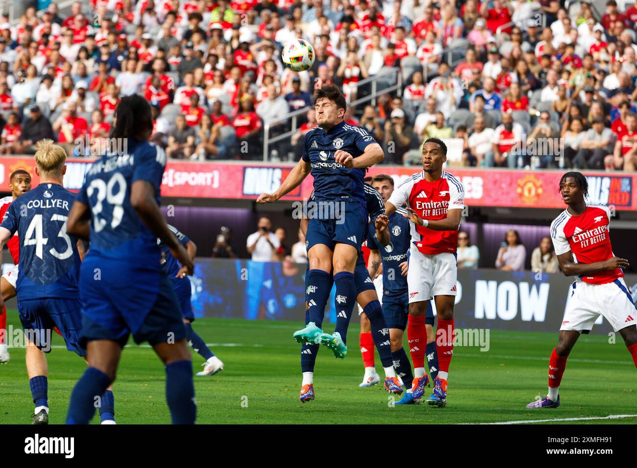 Los Angeles, Kalifornien, USA. Juli 2024. Harry Maguire #5 von Manchester United kämpft um den Ball gegen den Arsenal FC während eines Fußballspiels vor der Saison im Sofi Stadium am Samstag, den 27. Juli 2024 in Inglewood, Kalifornien. (Kreditbild: © Ringo Chiu/ZUMA Press Wire) NUR REDAKTIONELLE VERWENDUNG! Nicht für kommerzielle ZWECKE! Quelle: ZUMA Press, Inc./Alamy Live News Stockfoto