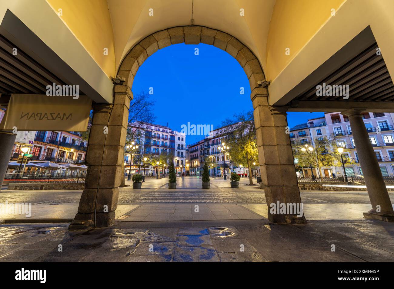 Plaza de Zocodover, der historische Hauptplatz im Stadtzentrum von Toledo, Spanien, mit Restaurants und Geschäften im Freien. Toledo Stadtbild in der Abenddämmerung. Stockfoto