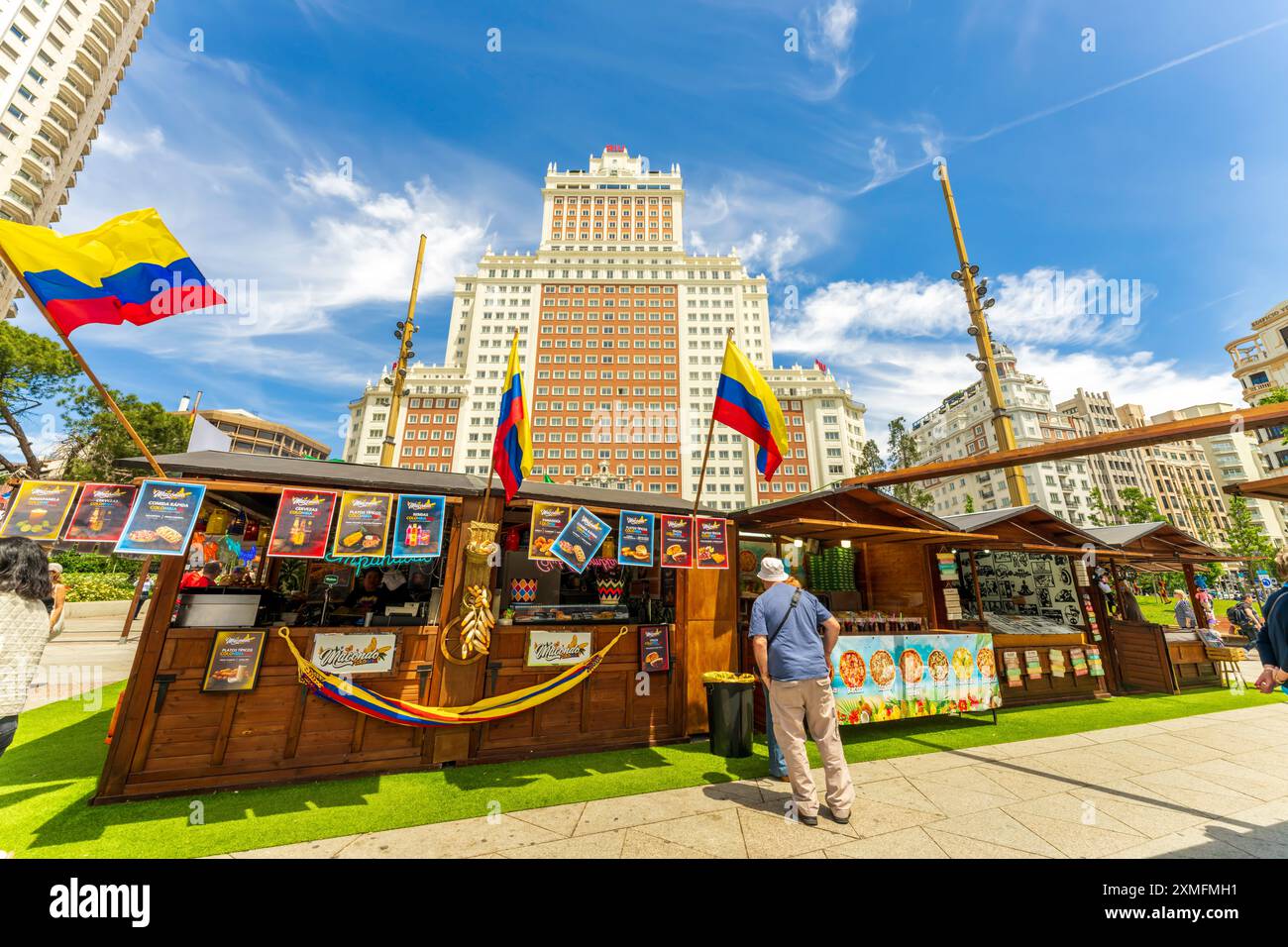 Madrid Panoramablick auf die Plaza de España während des hispanischen amerikanischen Essensfestivals in Madrid, Spanien. Skyline der Stadt, Platz mit Imbissständen, Tag. Stockfoto