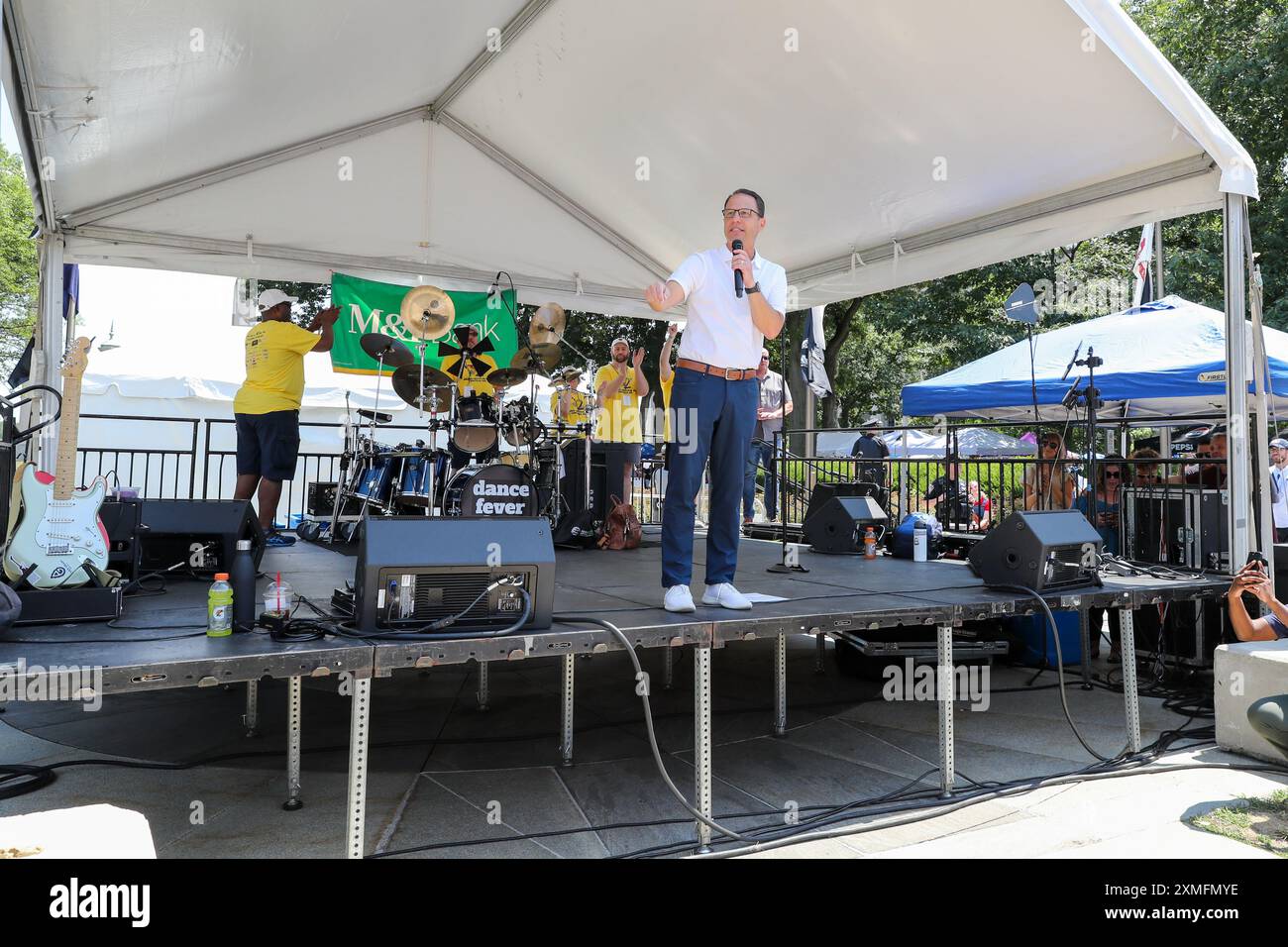 Harrisburg, Usa. Juli 2024. Der Gouverneur von Pennsylvania, Josh Shapiro, spricht beim 32. Pride Festival der Central PA. Quelle: SOPA Images Limited/Alamy Live News Stockfoto