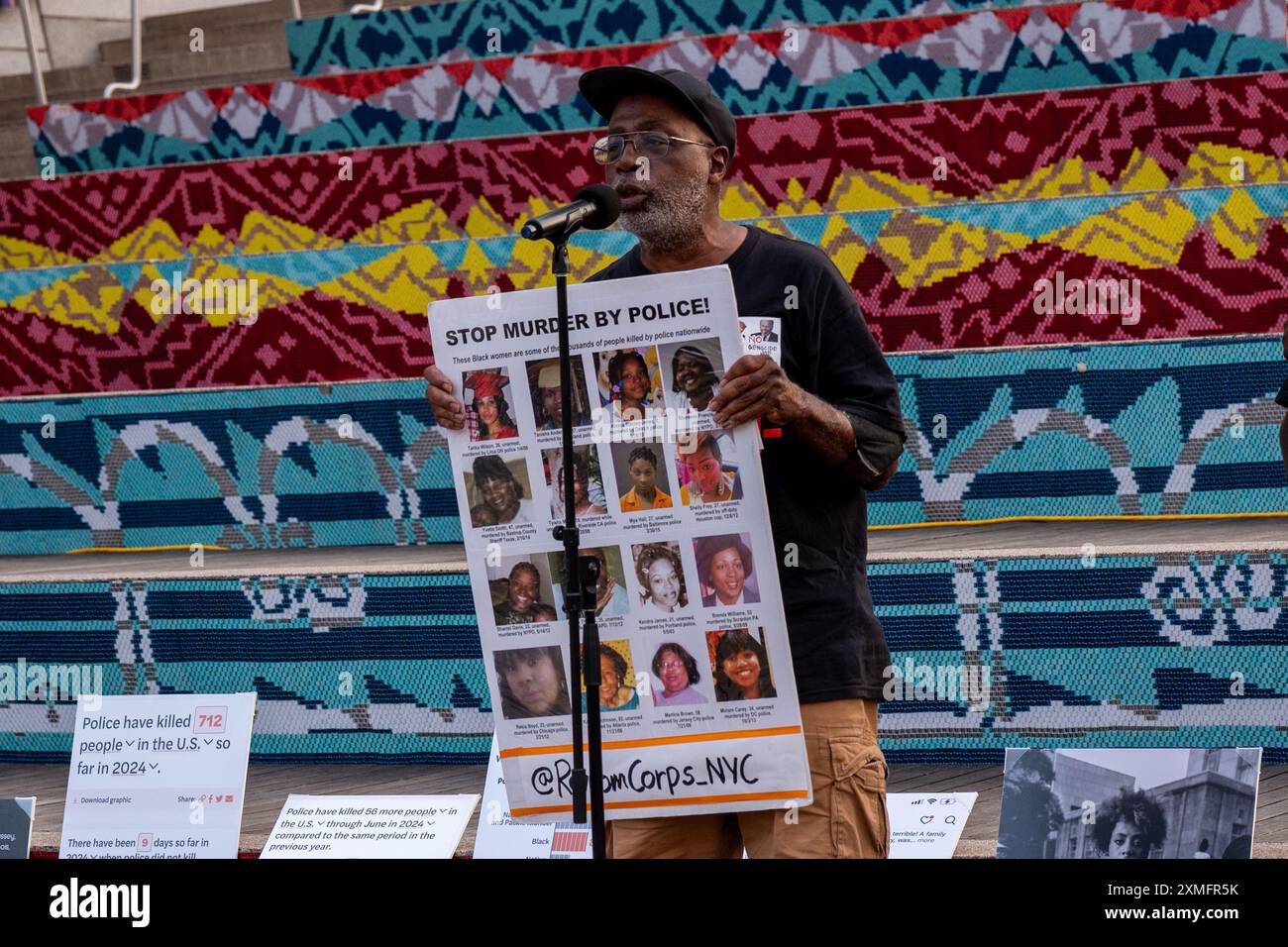 Brooklyn, NY, USA. Juli 2024. Carl Dix vom RevCom Corps for Human Emancipation spricht vor der Menge im Brooklyn Museum. Mahnwache und Rallye für Schwarze Frauen und Frauen, Gedenkfeier für Sonya Massey, die von der Polizei in Illinois getötet wurde. Quelle: M. Stan Reaves/Alamy Live News Stockfoto