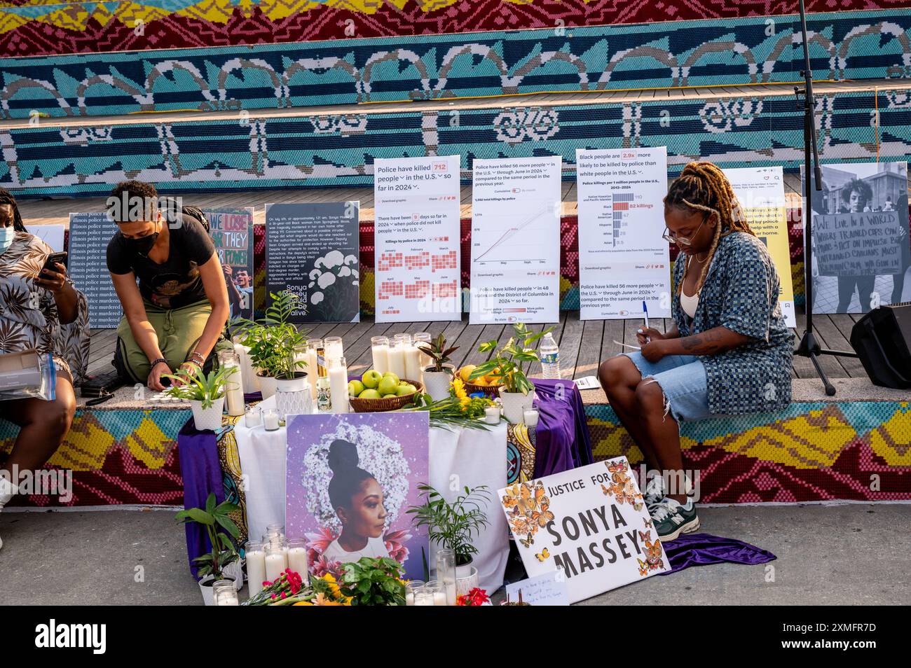 Brooklyn, NY, USA. Juli 2024. Altar für Sonia Massey im Brooklyn Museum. Mahnwache und Rallye für Schwarze Frauen und Frauen, Gedenkfeier für Sonya Massey, die von der Polizei in Illinois getötet wurde. Quelle: M. Stan Reaves/Alamy Live News Stockfoto