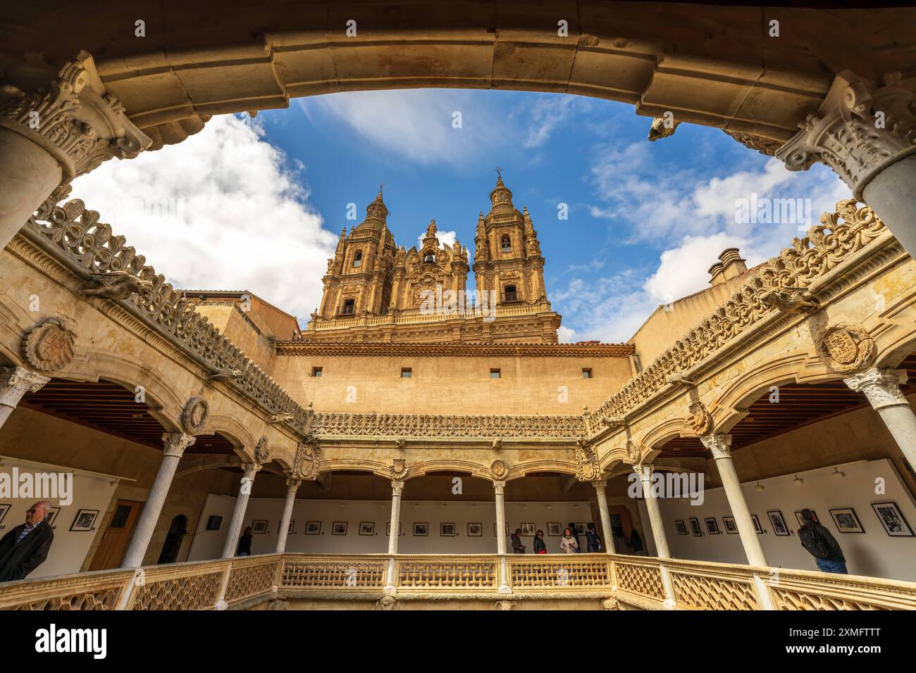 Salamanca Spanien Panoramablick auf Casa de las Conchas (das Haus der Muscheln) Kunstausstellung und La Clerecía, Heilige Maria von der Treppe zum Himmel. Stockfoto