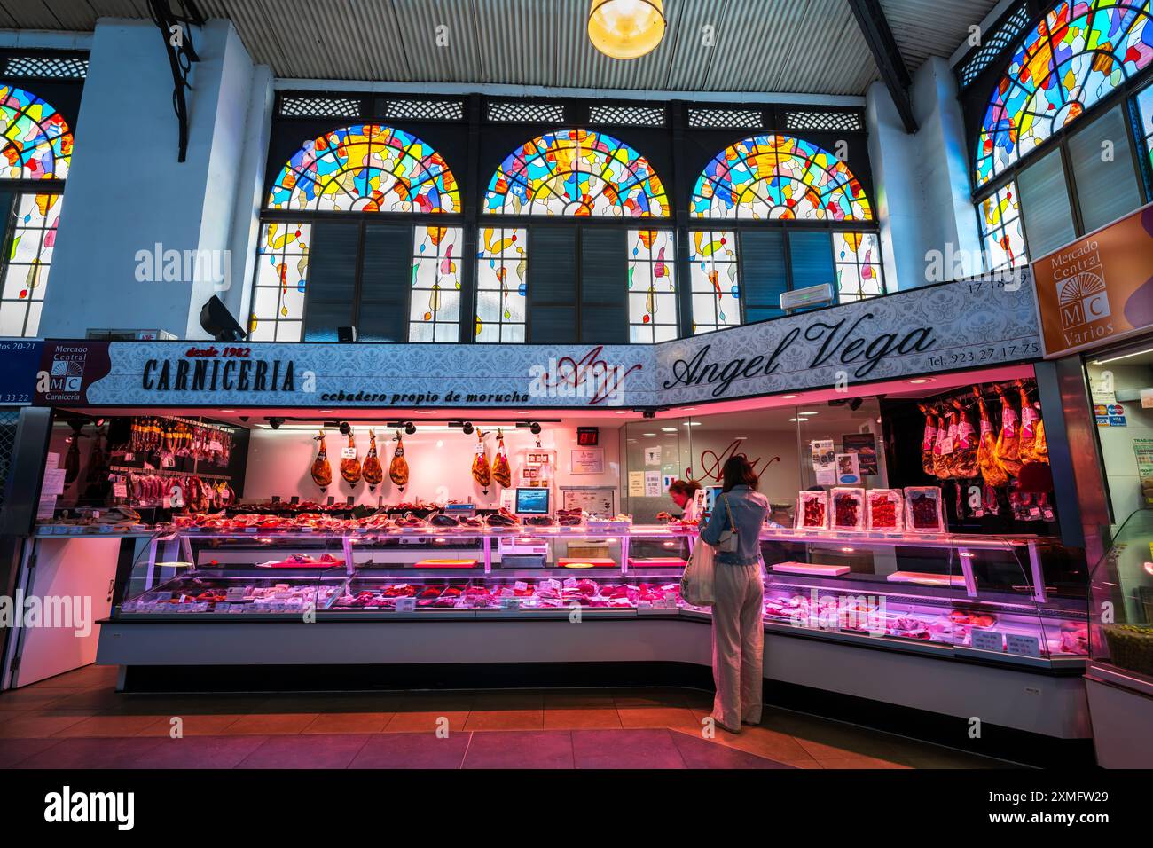 Im Inneren des berühmten Salamanca Central Market, einer Lebensmittelmarkthalle mit Buntglasfenstern, Metzgerei, Jugendstilarchitektur in Salamanca, Spanien. Stockfoto