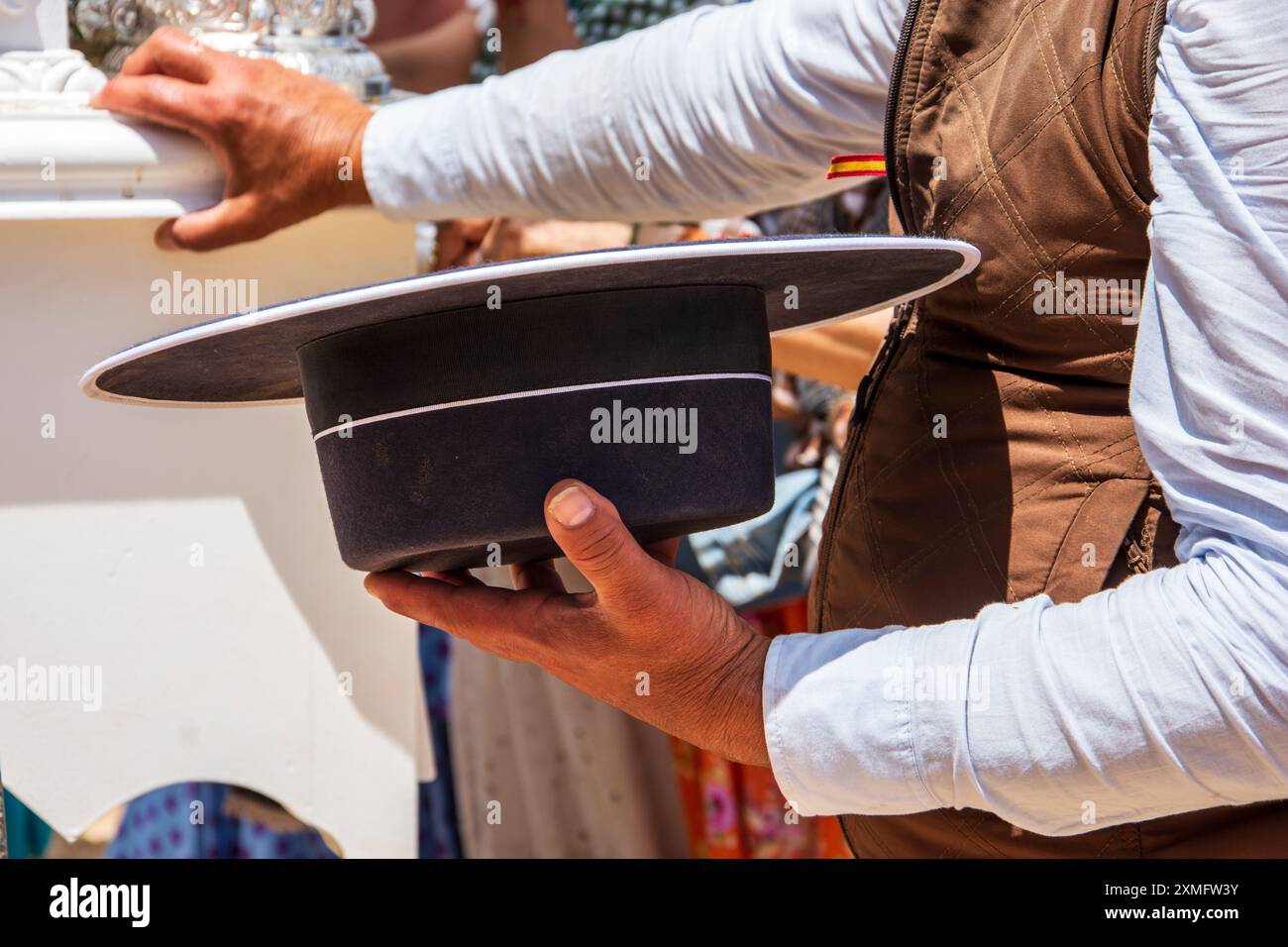 Ein Mann mit Hut während der Wallfahrt von El Rocio in Almonte, Huelva, Spanien. Stockfoto
