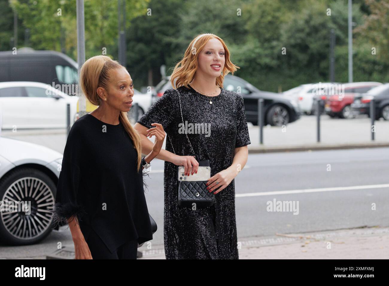 27.07.2024. Düsseldorf. „Riani Cruise 2024“. Angela und Anna Ermakova bei der Kreuzfahrt auf dem Rhein im Rahmen der Präsentation der neuen Kollektion Stockfoto