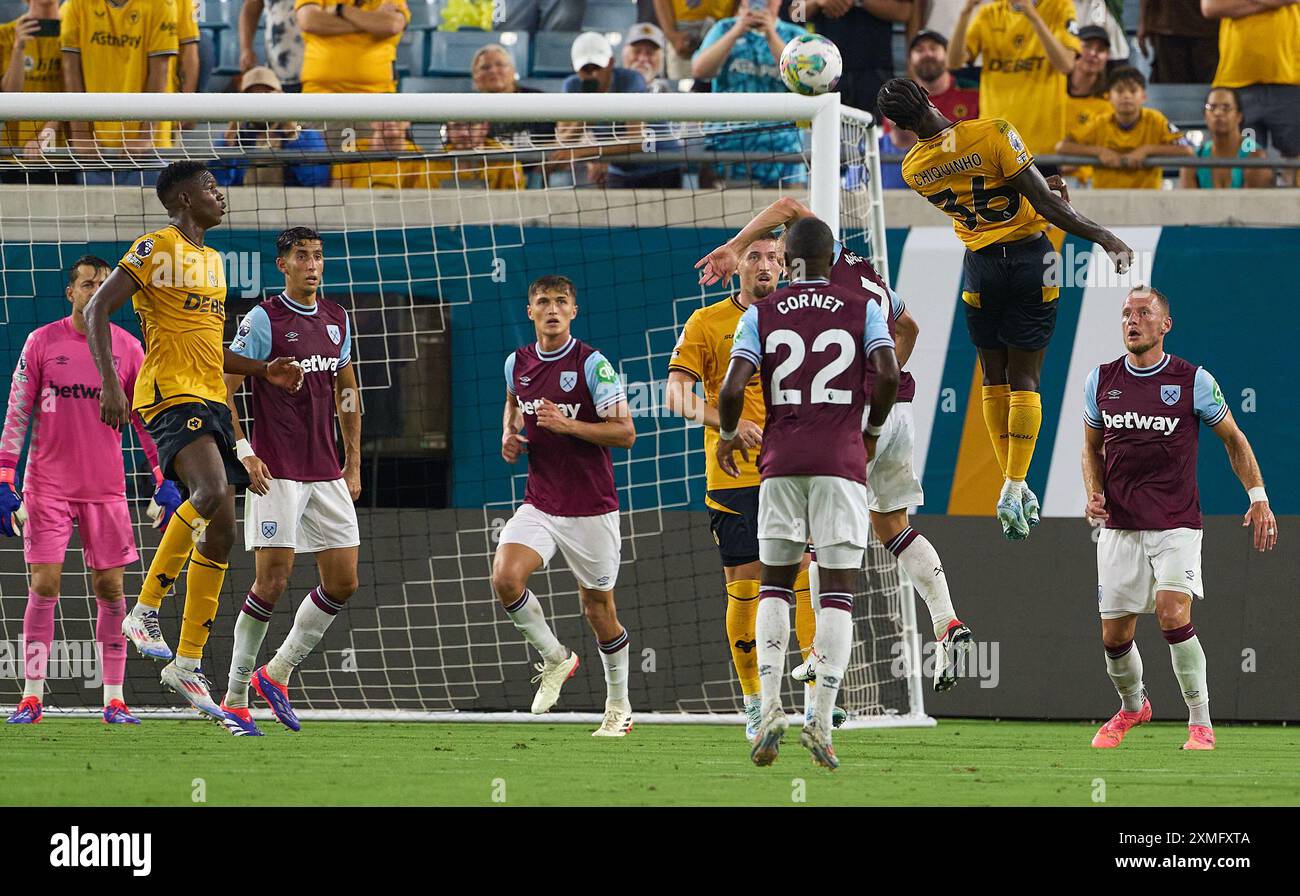 Jacksonville, Florida, USA. Juli 2024. Die englische Premier League ist freundlich, West Ham United gegen Wolverhampton. Die Wölfe Chiquinho führt den Ball nahe dem Tor des Hammers an, trifft aber nicht. Foto: Tim Davis/Alamy Live News Stockfoto