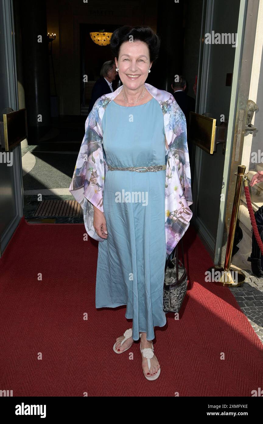 Bettina Reitz beim Event Oper für alle 2024 im Rahmen der Münchner Opernfestspiele im Nationaltheater mit der Live-Opernübertragung von Giacomo Puccinis Tosca auf dem Max-Joseph-Platz. München, 27.07.2024 *** Bettina Reitz an der Oper für alle 2024 im Rahmen des Münchner Opernfestes am Nationaltheater mit der Live-Opernübertragung von Giacomo Puccinis Tosca am Max Joseph Platz München, 27 07 2024 Foto:XF.xKernx/xFuturexImagex oper muenchen 4705 Stockfoto