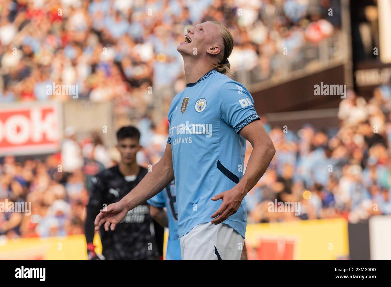 New York, USA. Juli 2024. Erling Haaland (9) von Manchester City reagiert beim Freundschaftsspiel gegen den AC Milan im Yankee Stadium in New York am 27. Juli 2024. Der AC Milan gewann mit 3:2. Es war die zweite Niederlage gegen Manchester City während einer Vorsaison-Tour durch die USA, nachdem sie drei Tage zuvor gegen Celtic verloren hatte. Dieses Spiel war Teil der Soccer Champions Tour, die von DirecTV gesponsert wurde. (Foto: Lev Radin/SIPA USA) Credit: SIPA USA/Alamy Live News Stockfoto