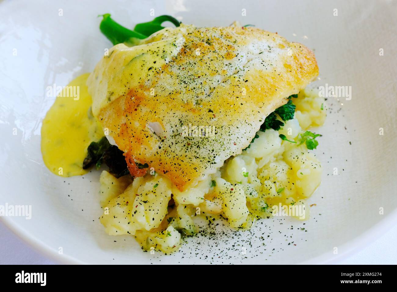 Steinbuttfilet auf einem Bett mit zerstoßenen Kartoffeln - John Gollop Stockfoto