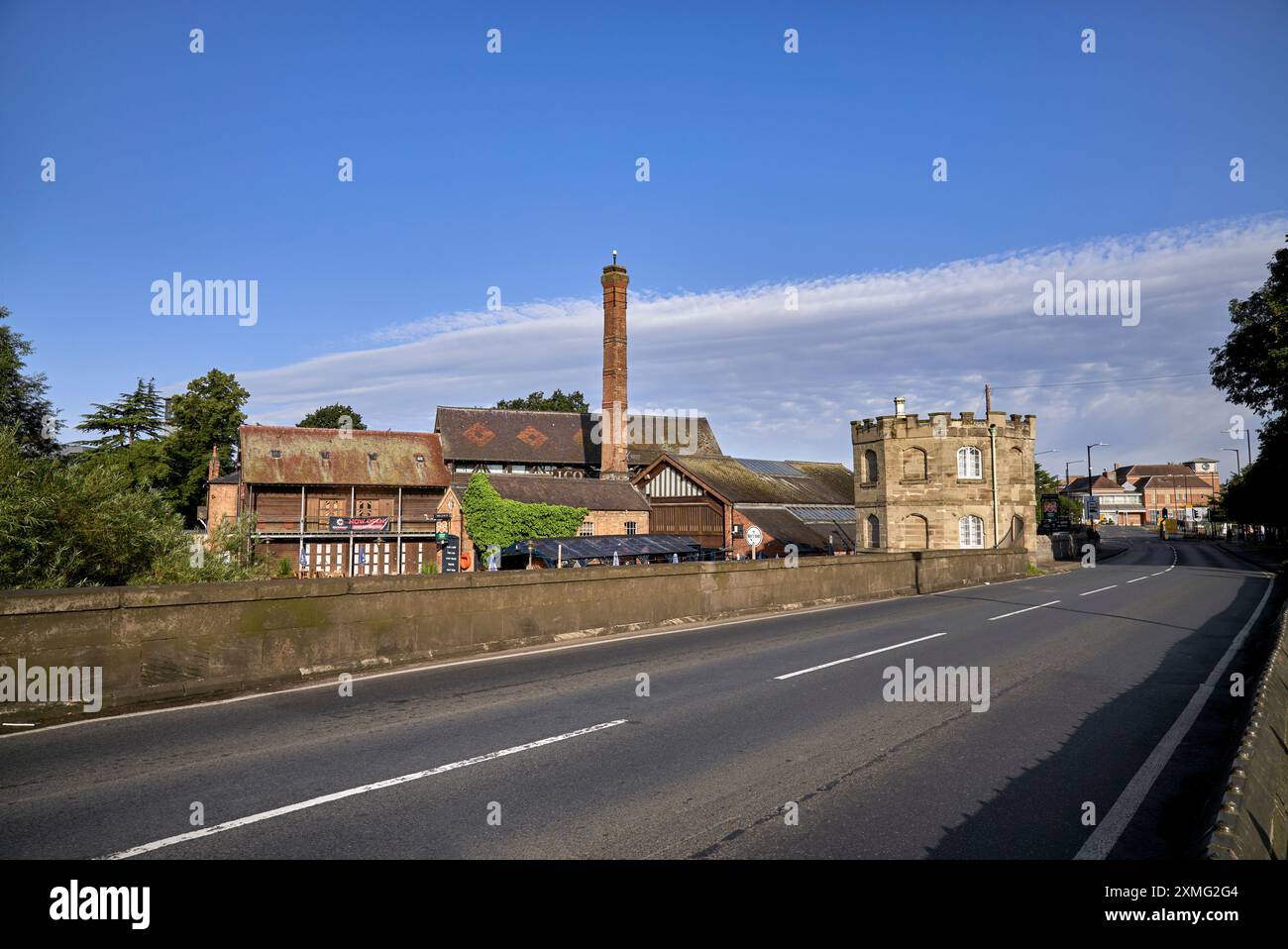 Clopton Bridge, Stratford upon Avon, mit der A3400 über den Fluss Avon. Die Mautstelle befindet sich auf der Nordseite des Flusses, wie abgebildet. Stockfoto