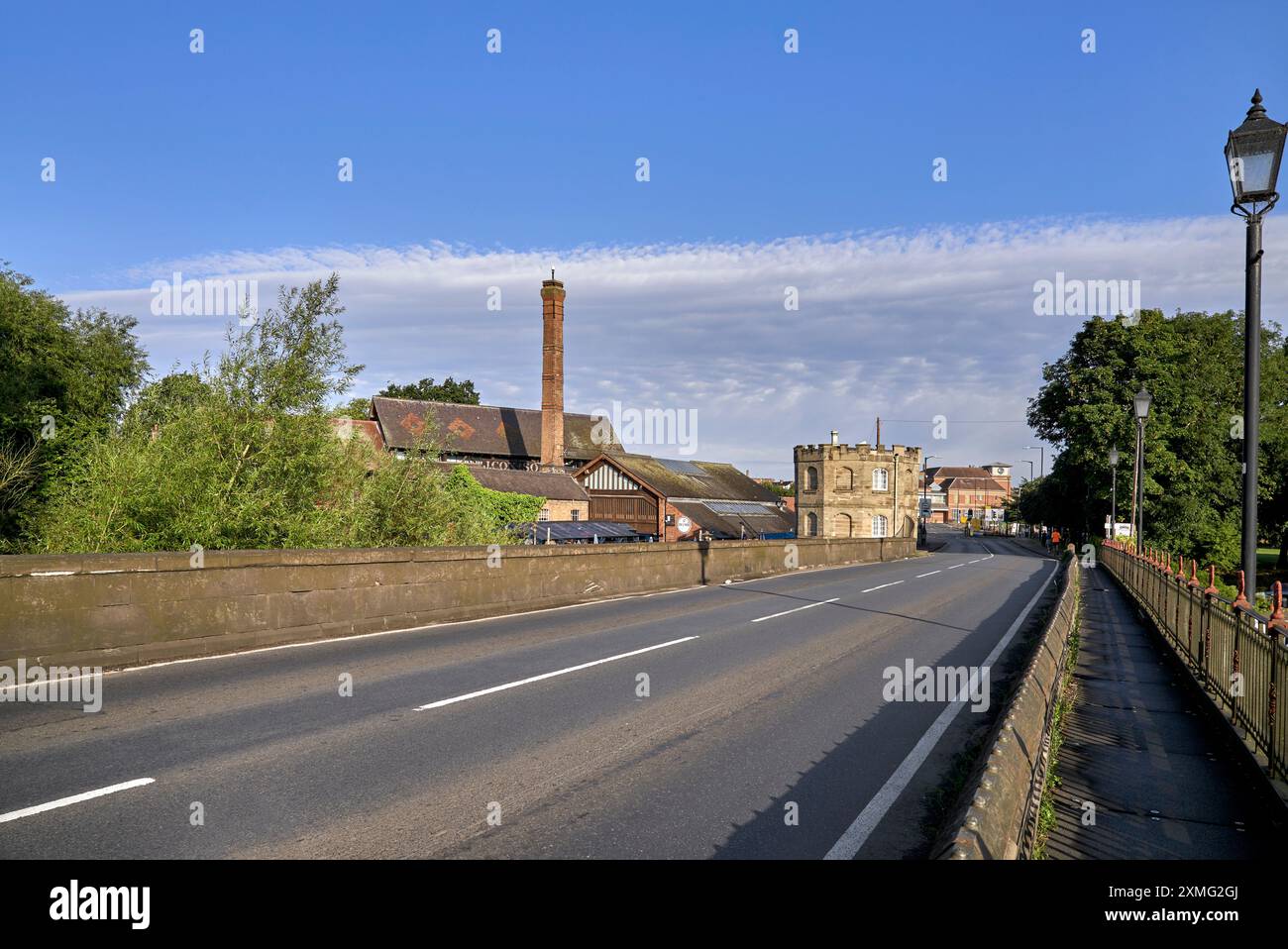 Clopton Bridge, Stratford upon Avon, mit der A3400 über den Fluss Avon. Die Mautstelle befindet sich auf der Nordseite des Flusses, wie abgebildet. Stockfoto