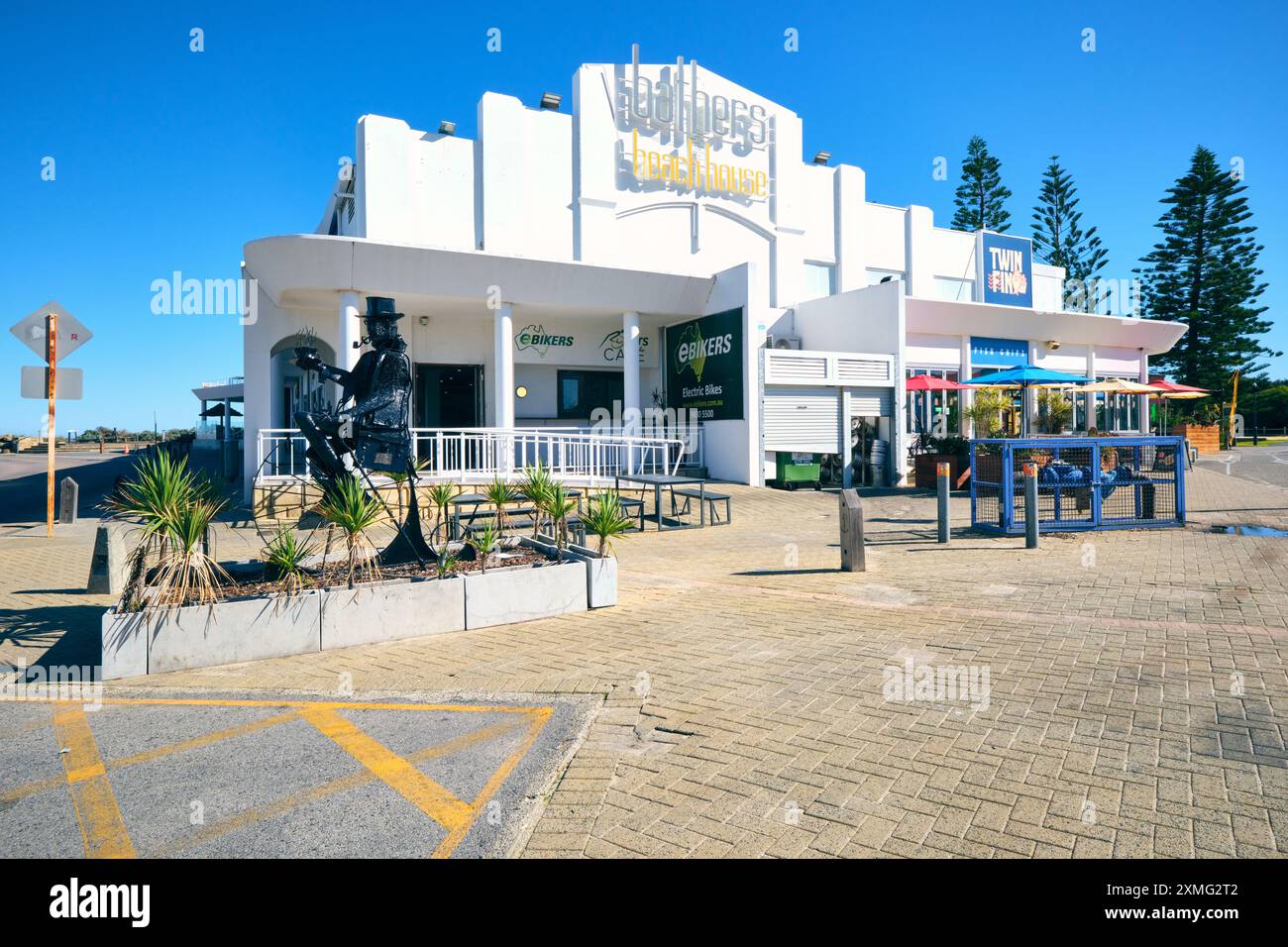 Bathers Beach House Art déco-Gebäude, ehemals Fishermen's Co-op, mit Penny Farthing Skulptur, Fremantle, Perth, Western Australia. Stockfoto