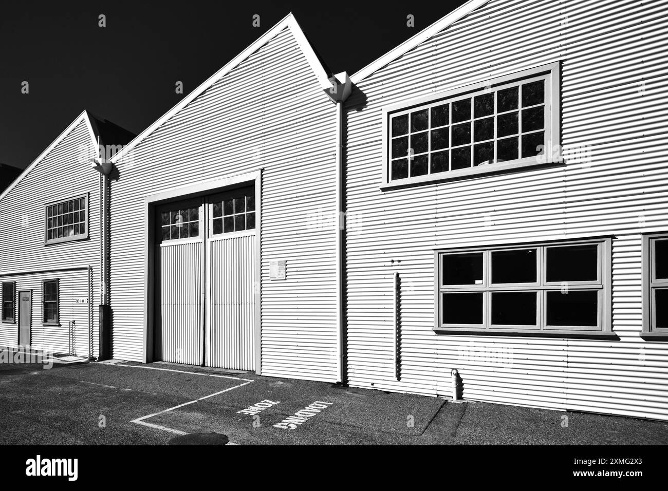 Ein Schwarzweißbild von Wellblechlagern am Victoria Quay am Fremantle Harbour im Hafen von Fremantle, Perth, Western Australia. Stockfoto