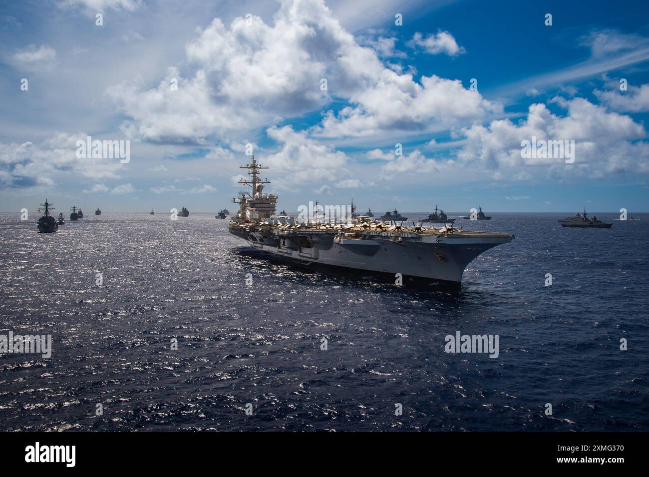 Der Flugzeugträger USS Carl Vinson (CVN 70) der Nimitz-Klasse und Schiffe aus Partnerländern segeln während der Übung Rim of the Pacific (RIMPAC) 20 in Formation Stockfoto