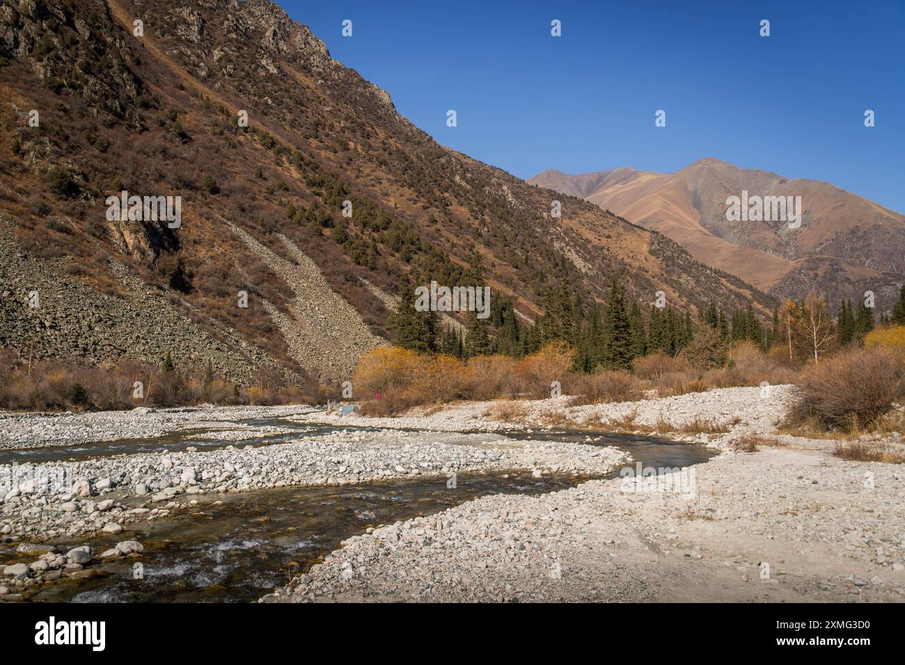 Der Gebirgsfluss im wunderschönen Tal des Ala-Archa Naturparks, Kirgisistan, während des schönen Herbsttages in Zentralasien Stockfoto