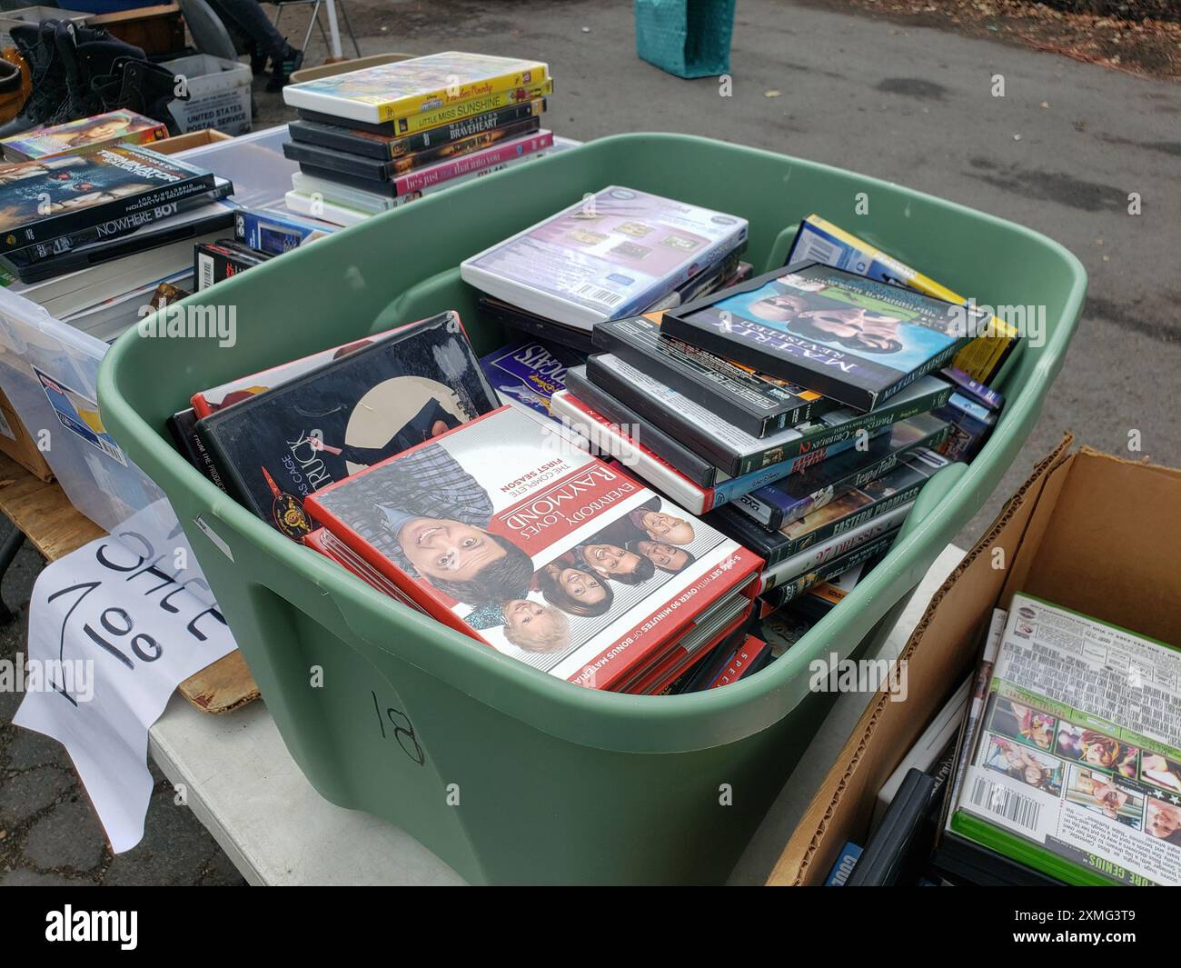 Los Angeles, Kalifornien, Vereinigte Staaten - 26. April 2021: Ein Blick auf eine große Wanne voller zufälliger DVD-Filme und TV-Shows, die bei einem lokalen Swap-Treffen zu sehen sind. Stockfoto