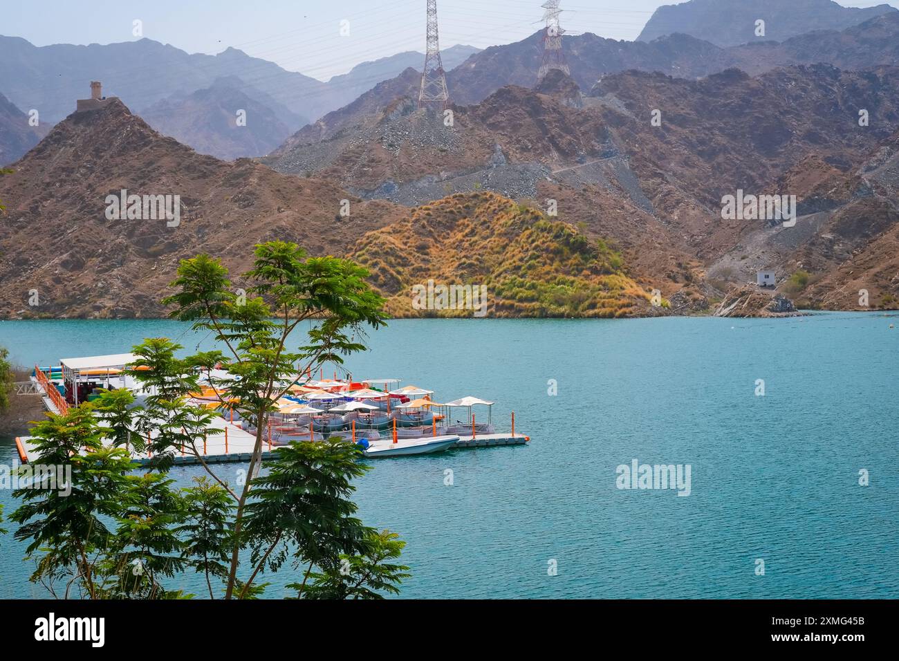 VAE, Al Rafisah Water Dam ist Touristenattraktion Ort für Wasserabenteuer Familienaktivitäten Verleih Bootssafari, Kajak fahren Stockfoto