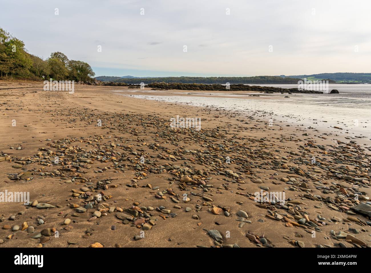 In der Nähe von Kirkcudbright, Dumfries and Galloway, Schottland, Großbritannien - 17. Oktober 2023: Nun Mill Bay und der Dhoon Beach am Ufer des River Dee Stockfoto