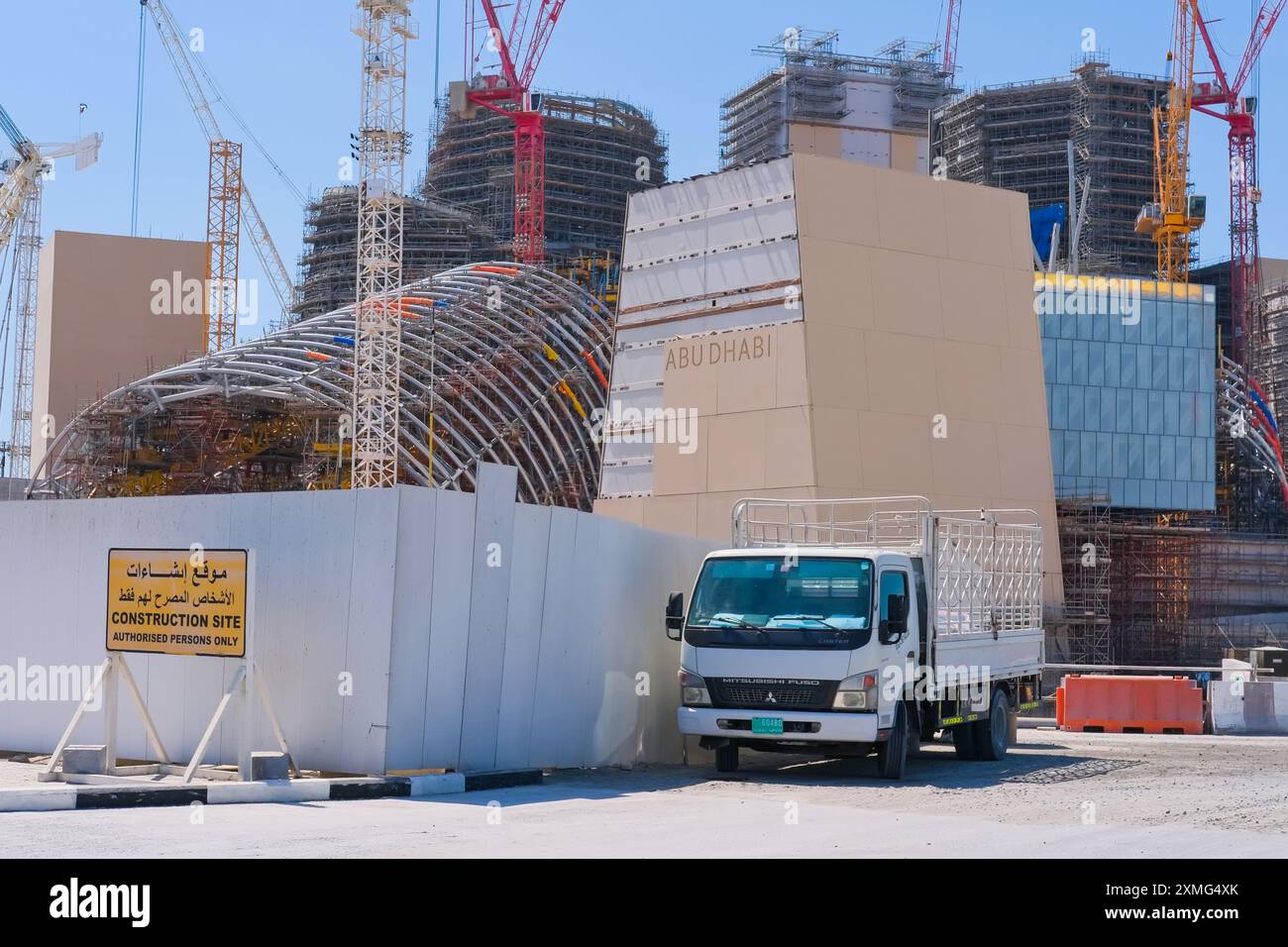 Die futuristischen Bauformen des Guggenheim Museums im Kulturviertel auf der Insel Saadiyat. Stockfoto