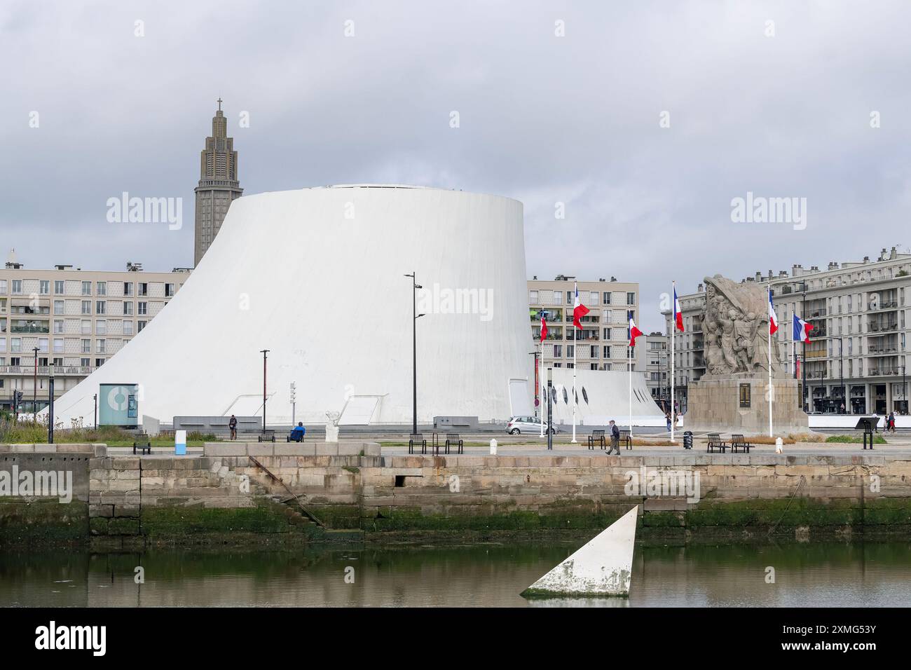 Le Havre, Frankreich - Blick auf den Immobilienkomplex Le Volcan, Kulturzentrum in Le Havre, 1982 eröffnet und von Oscar Niemeyer entworfen. Stockfoto