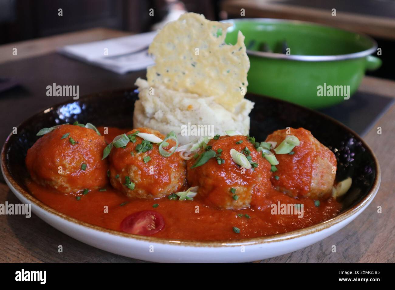 Belgische Boulettes (Fleischbällchen mit Tomaten) in einem Restaurant in Brügge, Belgien Stockfoto