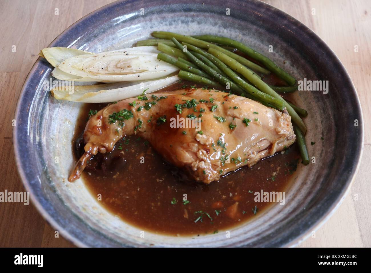 Kaninchen in Gueuze (belgische lokale Küche) in einem Restaurant in Brügge, Belgien Stockfoto