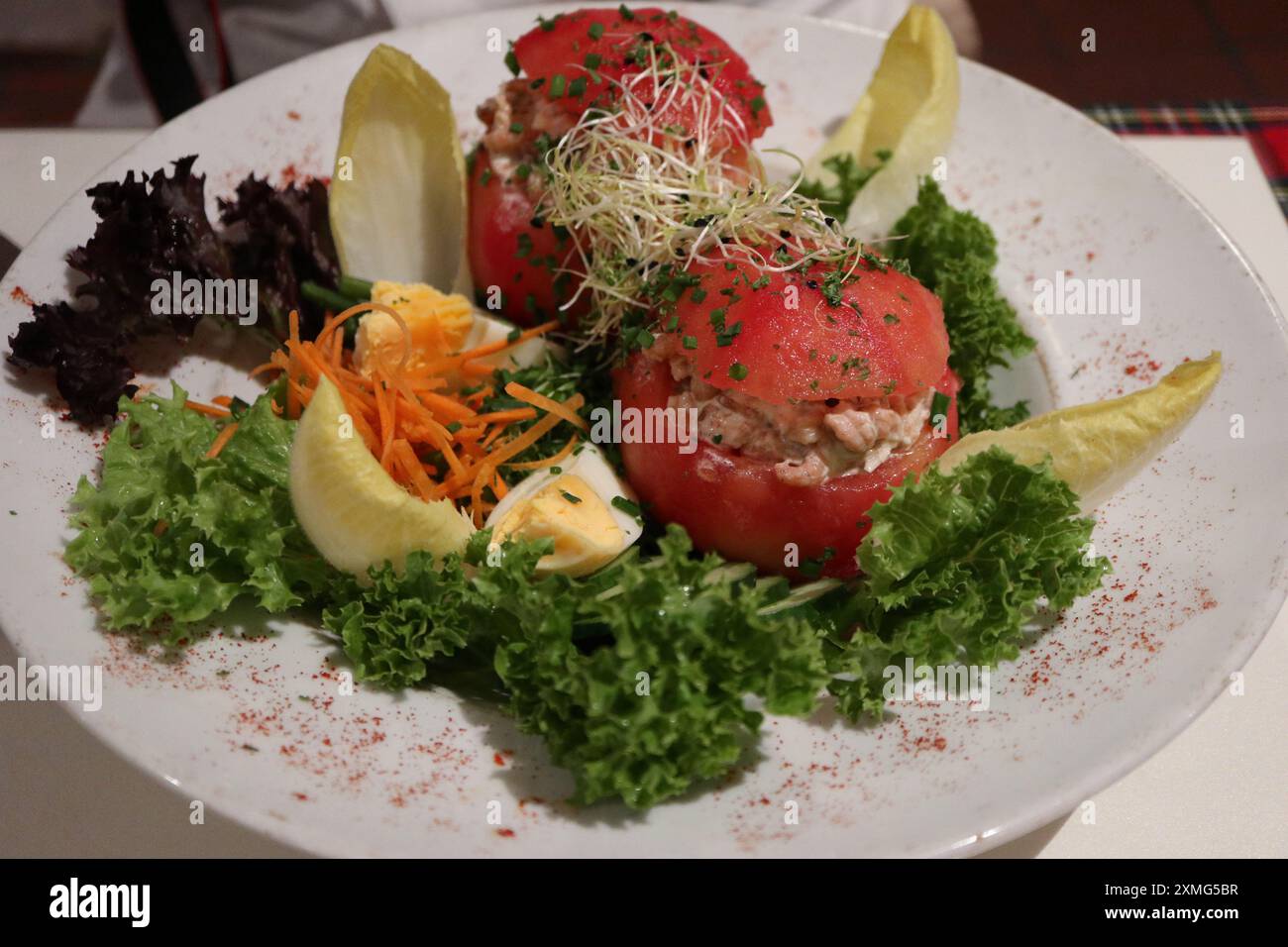 Tomate aux Crevettes, belgische lokale Küche in einem Restaurant in Brügge, Belgien Stockfoto