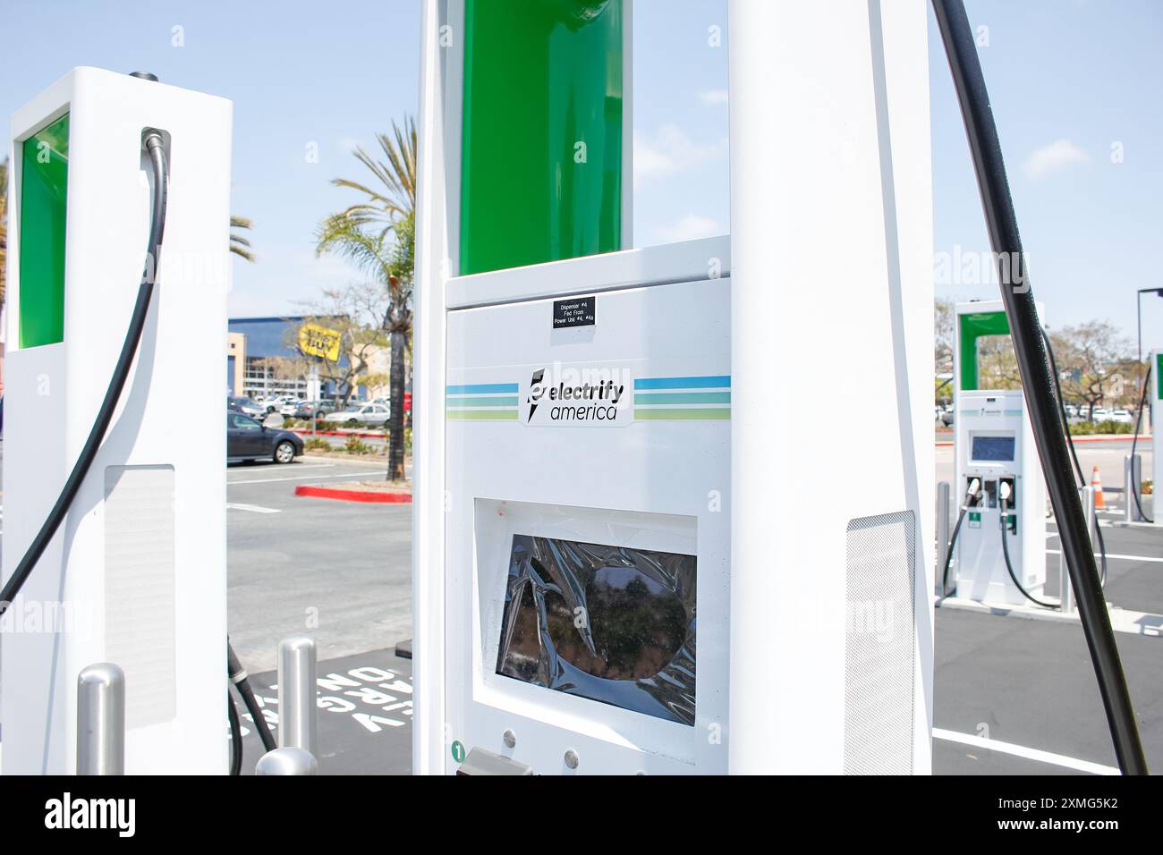 Los Angeles, Kalifornien, USA - 26. April 2021: Ein Blick auf eine elektrifizierende amerikanische Elektrofahrzeug-Ladestation, gesehen in einem lokalen Einkaufszentrum. Stockfoto