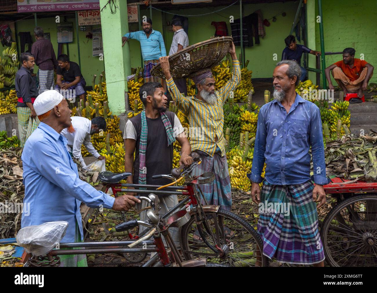 Bangladeschi Männer auf dem Gemüse- und Obstmarkt, Dhaka Division, Dhaka, Bangladesch Stockfoto