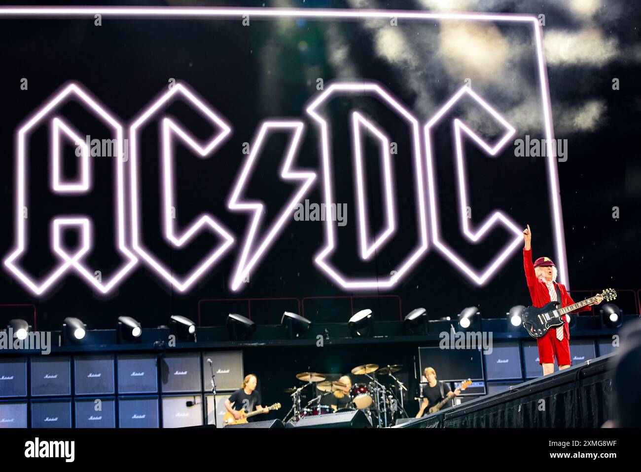 Germany,Nürnberg, Zeppelinfeld - 27 Jul 2024 - Konzert - AC/DC: Power Up Tour Nürnberg Bild: Angus Young, von AC/DC, Preformer während ihrer Power Up Tour im Zeppelinfeld in Nürnberg Credit: Ryan Evans/Alamy Live News Stockfoto