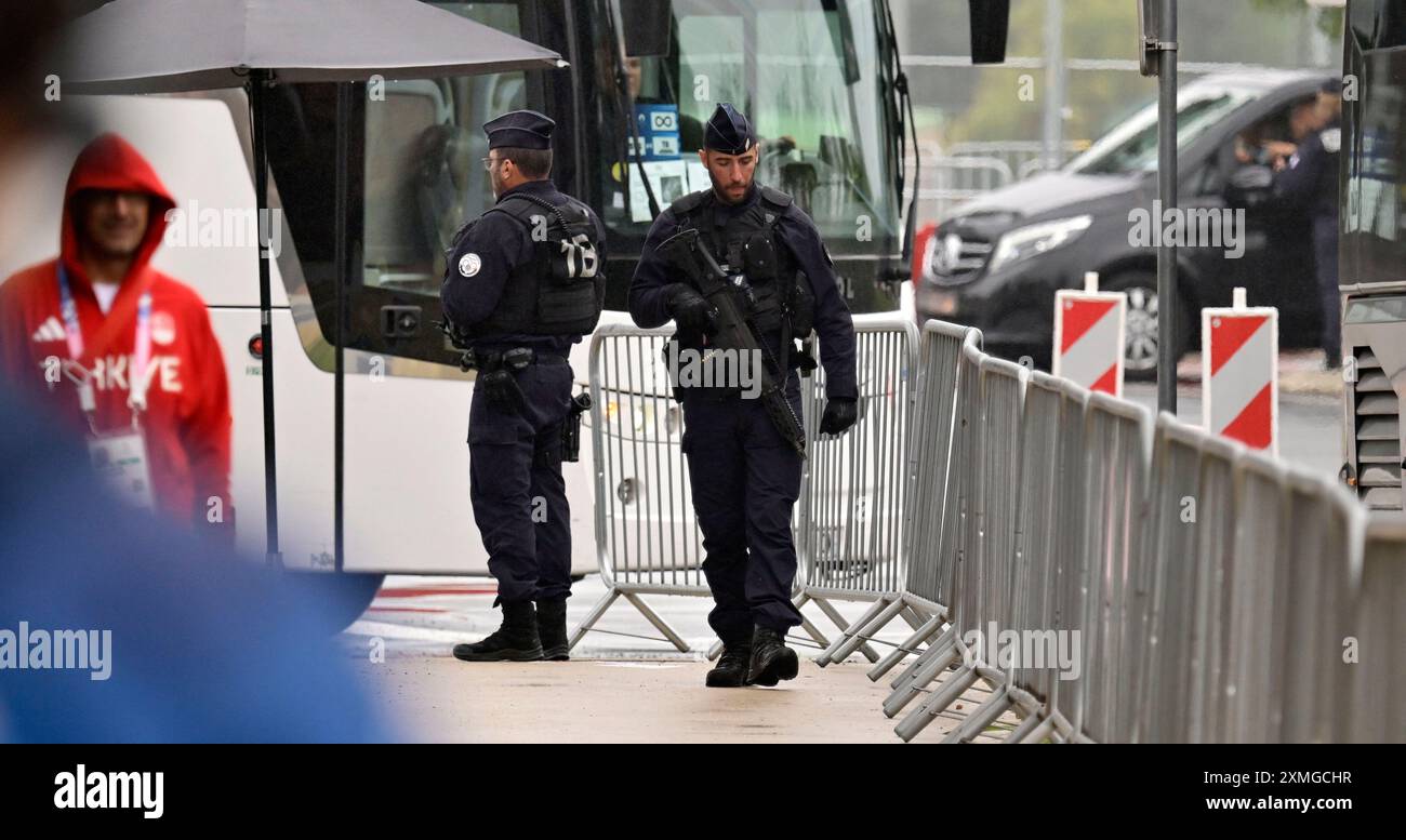 Paris, Frankreich. Juli 2024. Olympische Spiele 2024 in Paris. Kanu Slalom. Olympia-Nautikstadion. Paris. Eine große Polizeipräsenz vor dem Olympischen Nautikstadion in Frankreich während der Olympischen Spiele 2024 in Paris. Quelle: Sport In Pictures/Alamy Live News Stockfoto