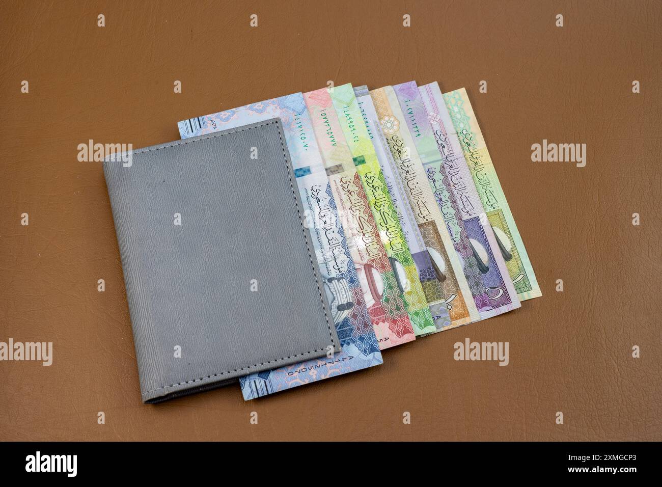 Saudi-Rial-Geldscheine in verschiedenen Stückelungen in einer Geldbörse Stockfoto