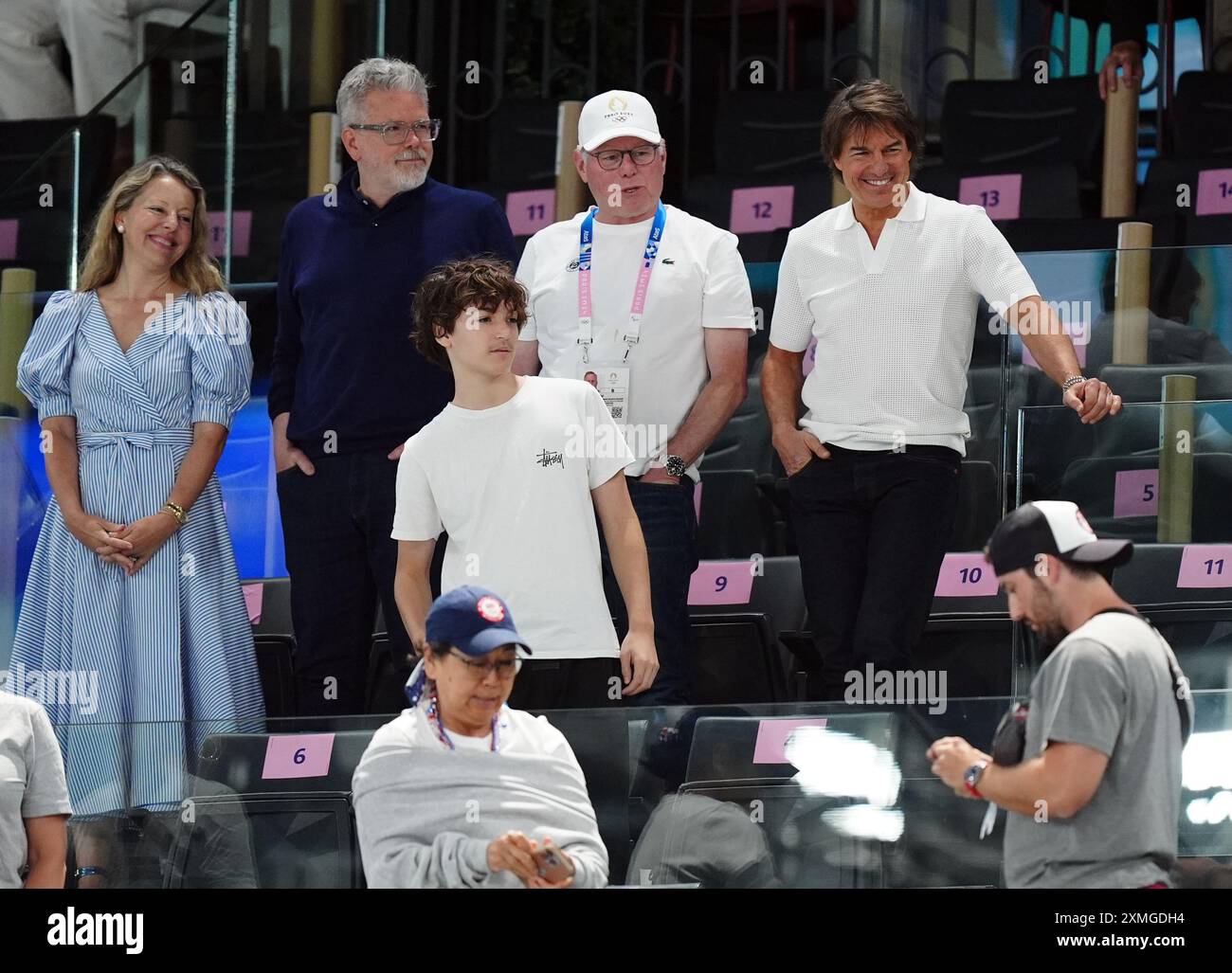 Tom Cruise mit David Zaslav (zweite rechts), der die künstlerische Gymnastik in der Bercy Arena am zweiten Tag der Olympischen Spiele 2024 in Frankreich beobachtet. Bilddatum: Sonntag, 28. Juli 2024. Stockfoto