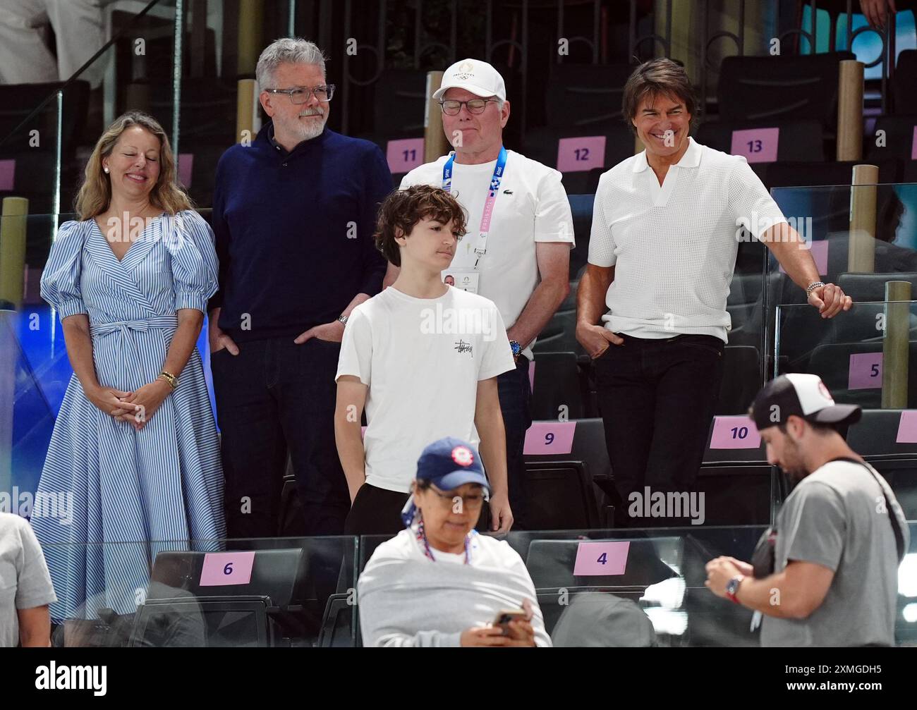 Tom Cruise mit David Zaslav (zweite rechts), der die künstlerische Gymnastik in der Bercy Arena am zweiten Tag der Olympischen Spiele 2024 in Frankreich beobachtet. Bilddatum: Sonntag, 28. Juli 2024. Stockfoto