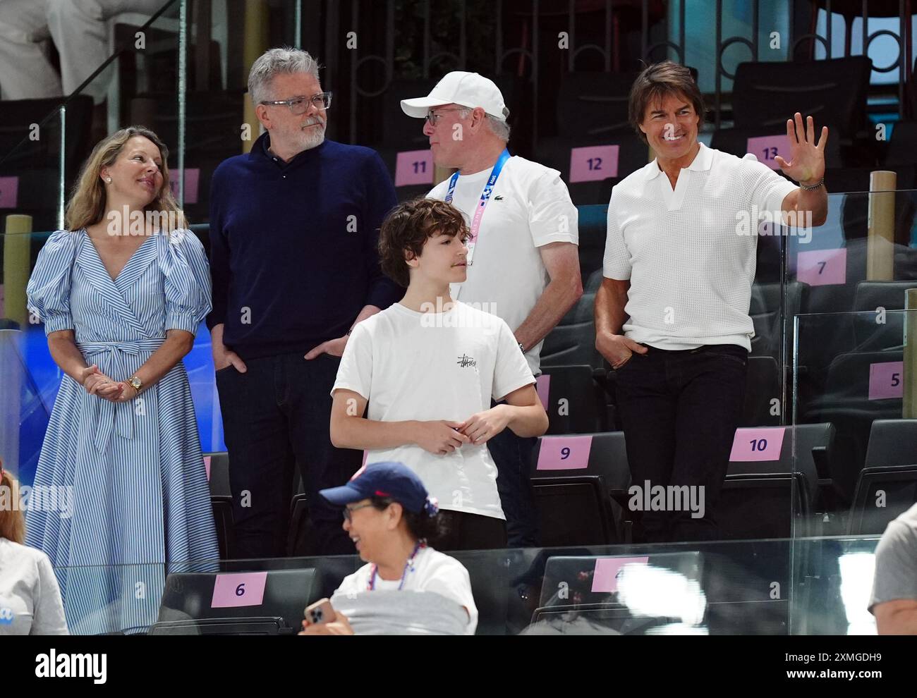 Tom Cruise mit David Zaslav (zweite rechts), der die künstlerische Gymnastik in der Bercy Arena am zweiten Tag der Olympischen Spiele 2024 in Frankreich beobachtet. Bilddatum: Sonntag, 28. Juli 2024. Stockfoto