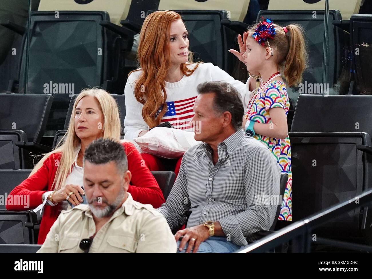 Jessica Chastain beobachtet die Kunstgymnastik in der Bercy Arena am zweiten Tag der Olympischen Spiele 2024 in Frankreich. Bilddatum: Sonntag, 28. Juli 2024. Stockfoto