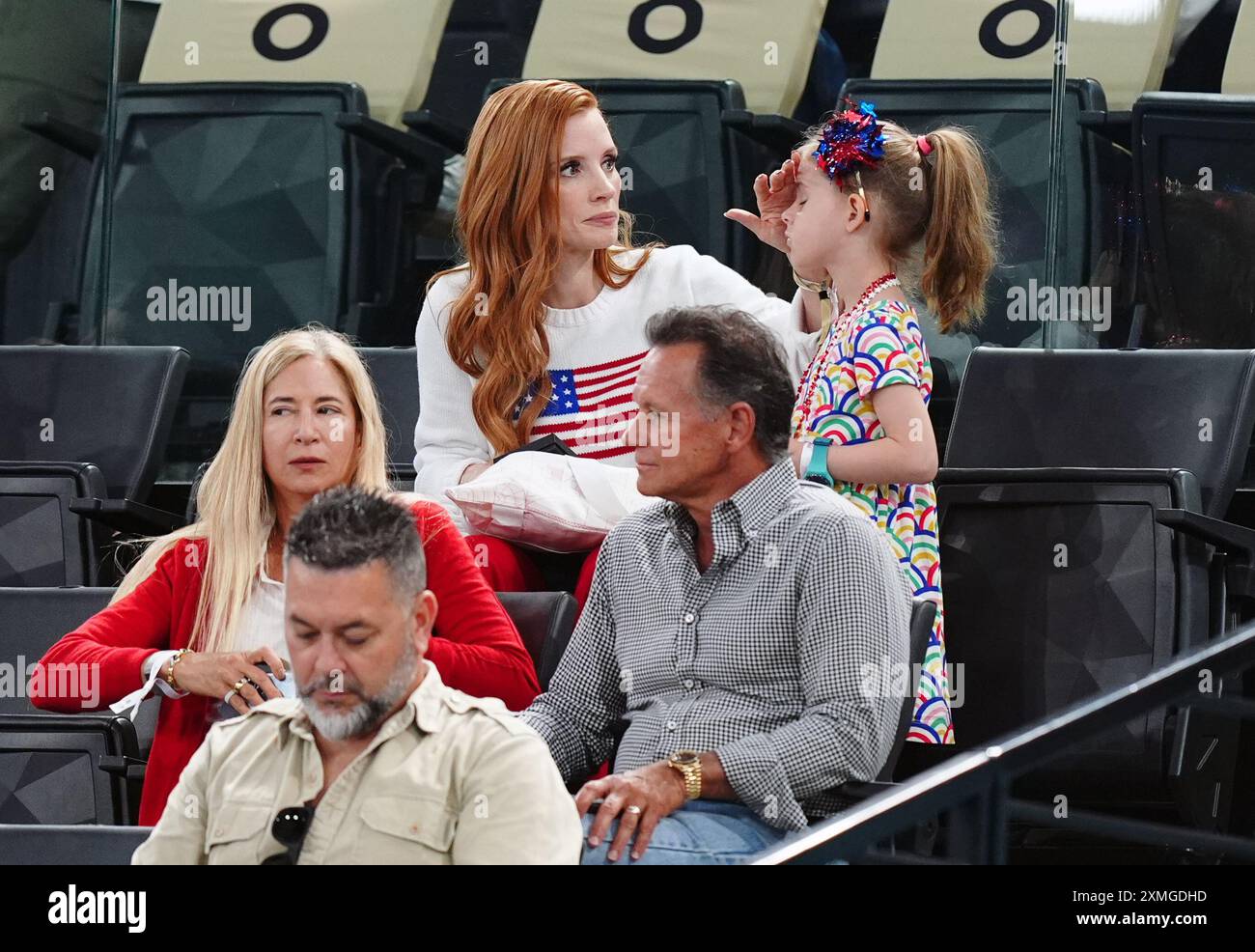 Jessica Chastain beobachtet die Kunstgymnastik in der Bercy Arena am zweiten Tag der Olympischen Spiele 2024 in Frankreich. Bilddatum: Sonntag, 28. Juli 2024. Stockfoto