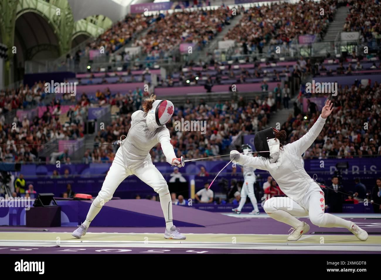 Canada's Eleanor Harvey, left, and China's Yuting Wang compete in the women's individual Foil round of 32 competition during the 2024 Summer Olympics at the Grand Palais, Sunday, July 28, 2024, in Paris, France. (AP Photo/Andrew Medichini) Stockfoto