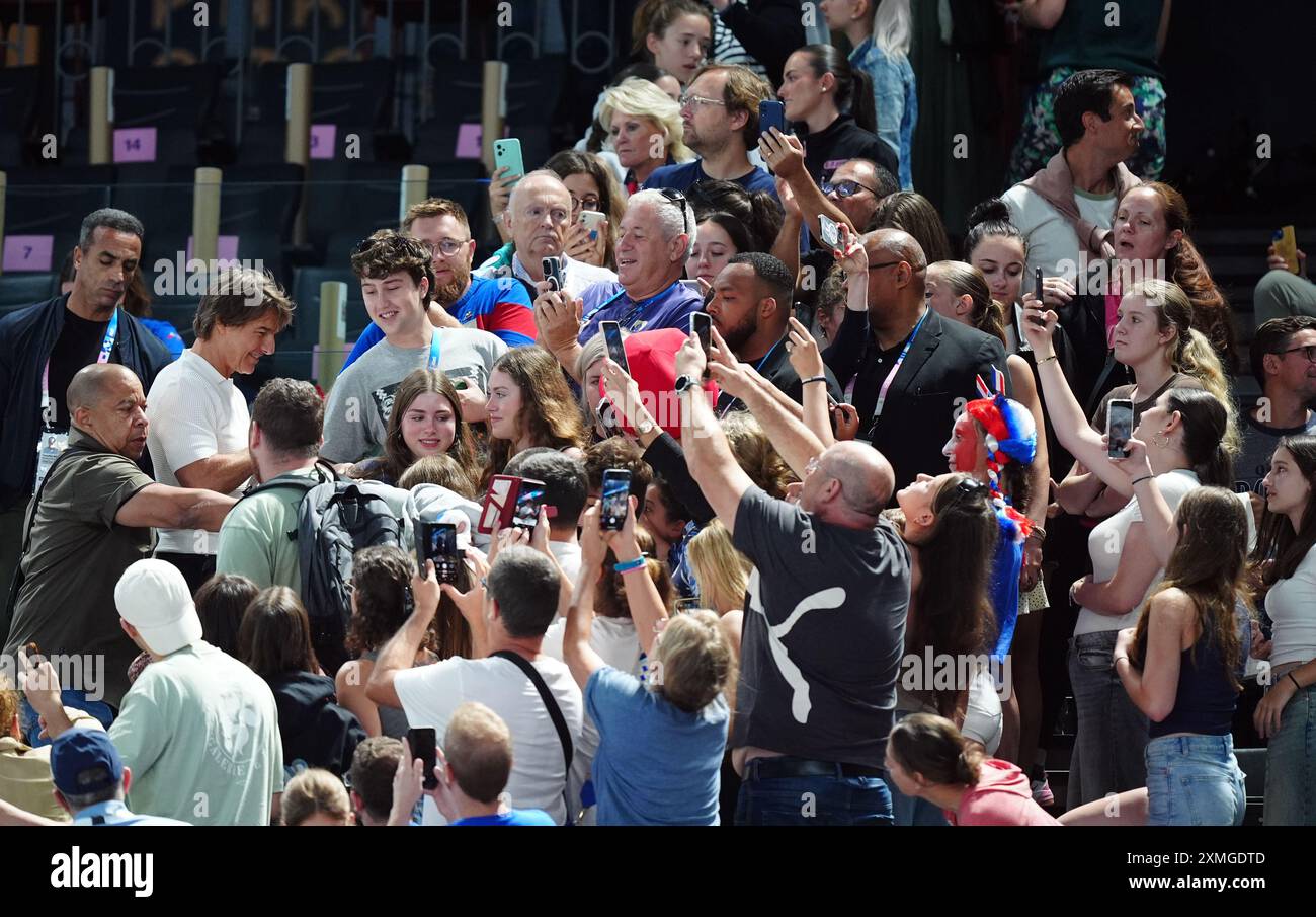 Tom Cruise mit Zuschauern in der Bercy Arena, am zweiten Tag der Olympischen Spiele 2024 in Paris. Bilddatum: Sonntag, 28. Juli 2024. Stockfoto