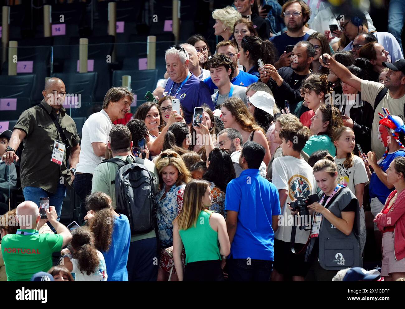 Tom Cruise mit Zuschauern in der Bercy Arena, am zweiten Tag der Olympischen Spiele 2024 in Paris. Bilddatum: Sonntag, 28. Juli 2024. Stockfoto