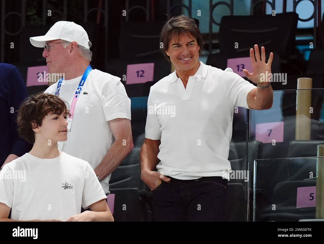 Tom Cruise mit David Zaslav, der die künstlerische Gymnastik in der Bercy Arena am zweiten Tag der Olympischen Spiele 2024 in Frankreich beobachtet. Bilddatum: Sonntag, 28. Juli 2024. Stockfoto