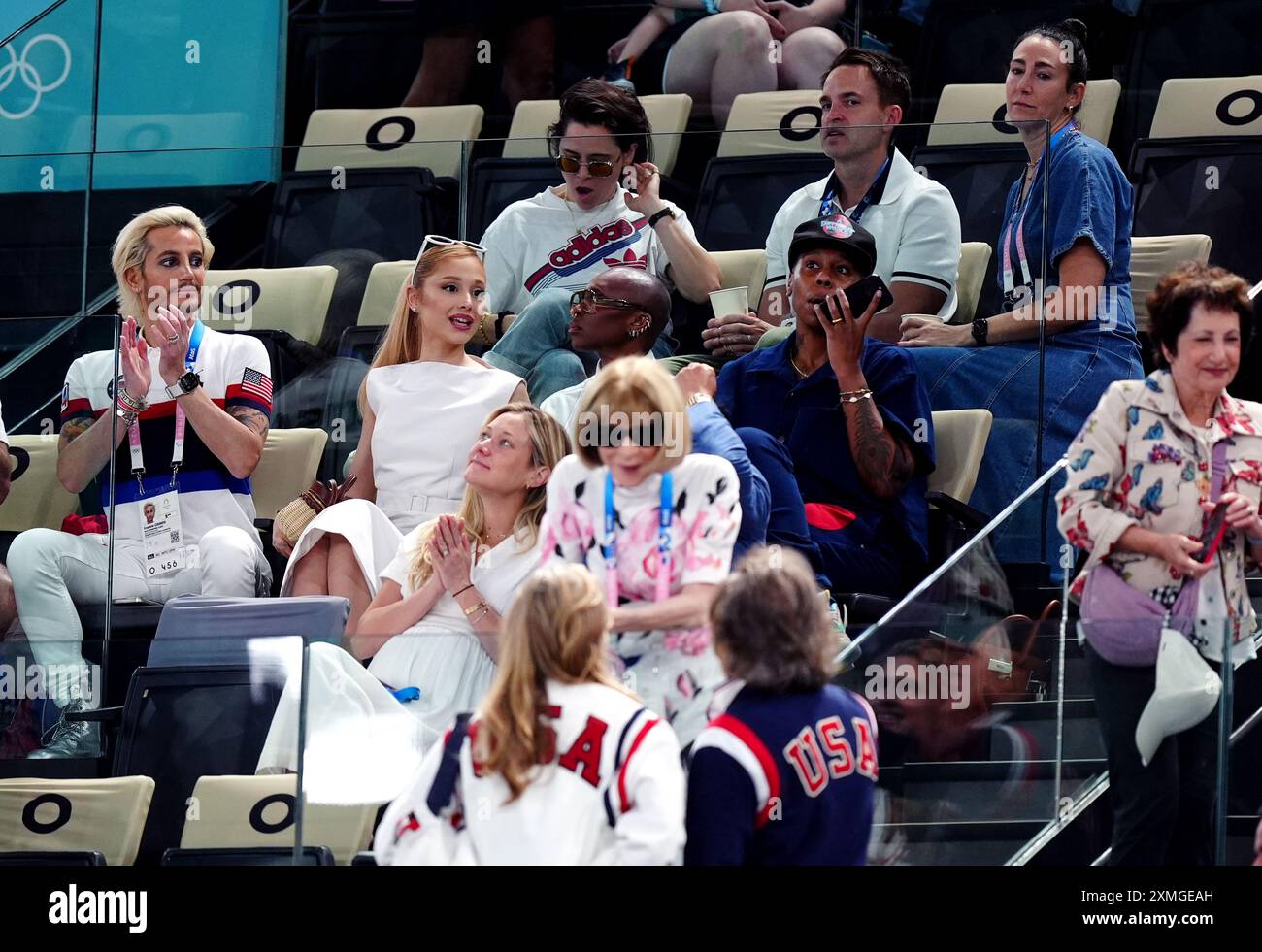 Ariana Grande mit Cynthia Erivo, die am zweiten Tag der Olympischen Spiele 2024 in Paris in Frankreich die Kunstgymnastik in der Bercy Arena beobachtet. Bilddatum: Sonntag, 28. Juli 2024. Stockfoto